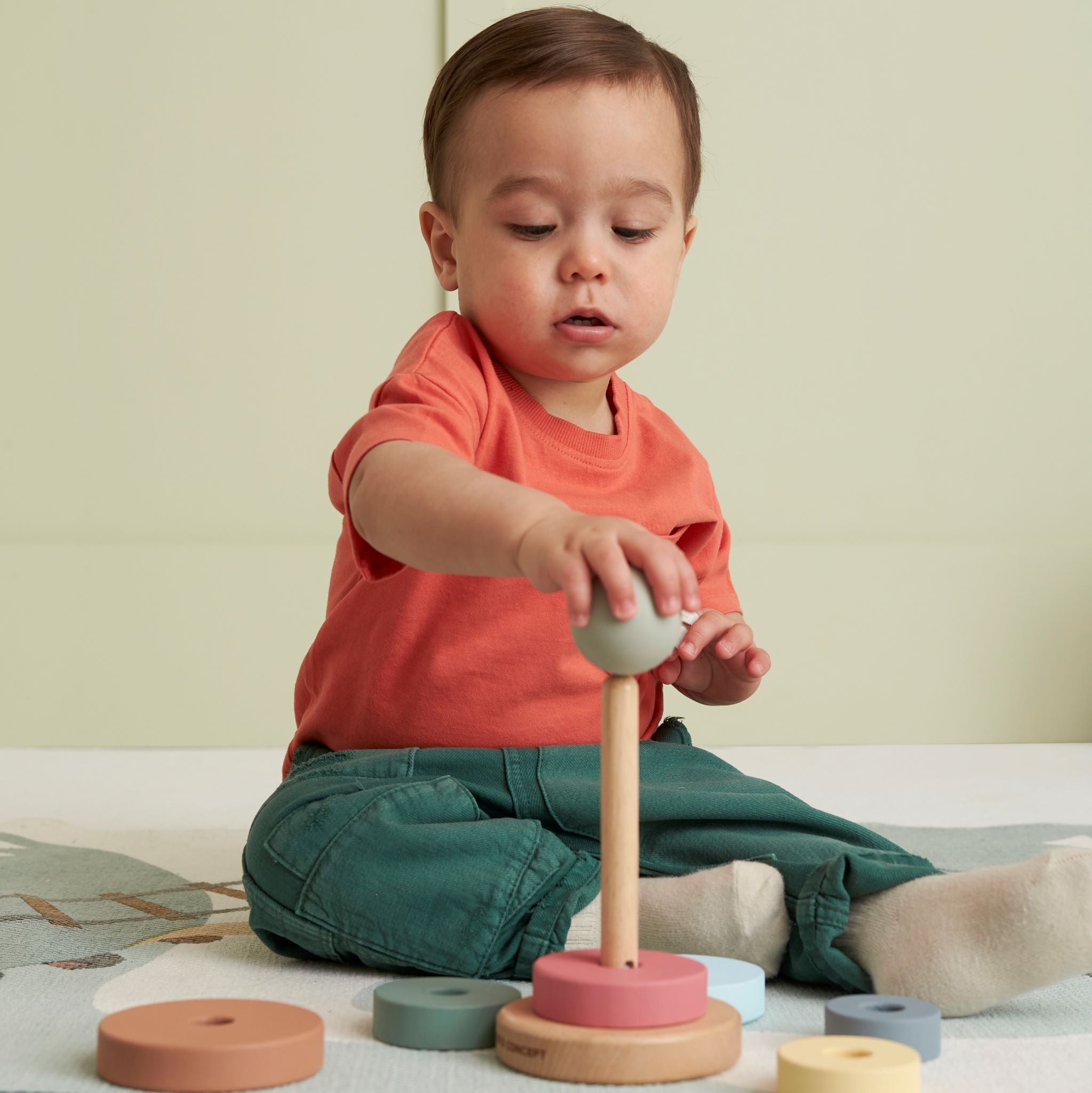 Fa fejlesztő játék piramis kisfiúval - Kid's Concept - pippadu