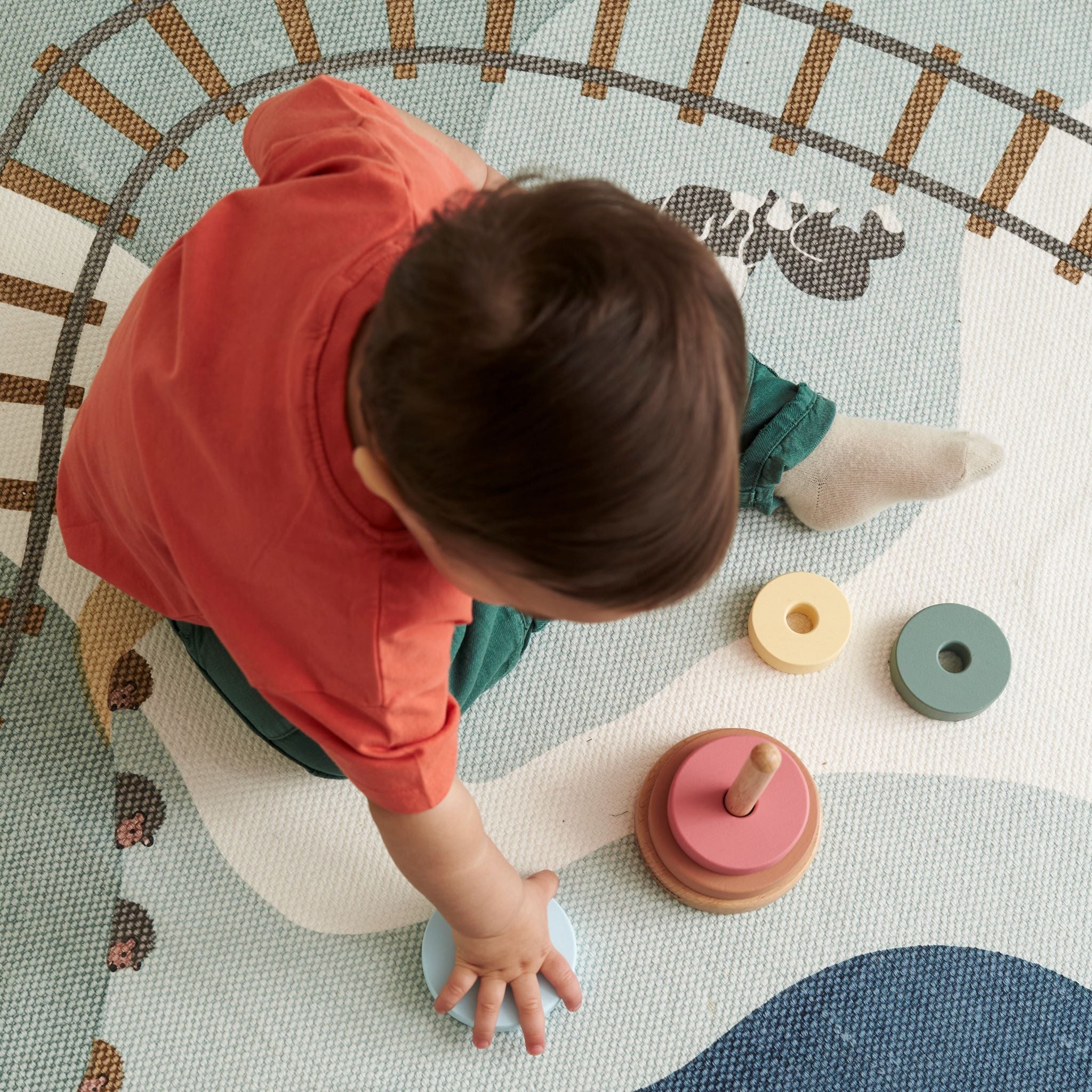 Kisfiú játszik fa gyűrű piramissal - pippadu - Kid's Concept