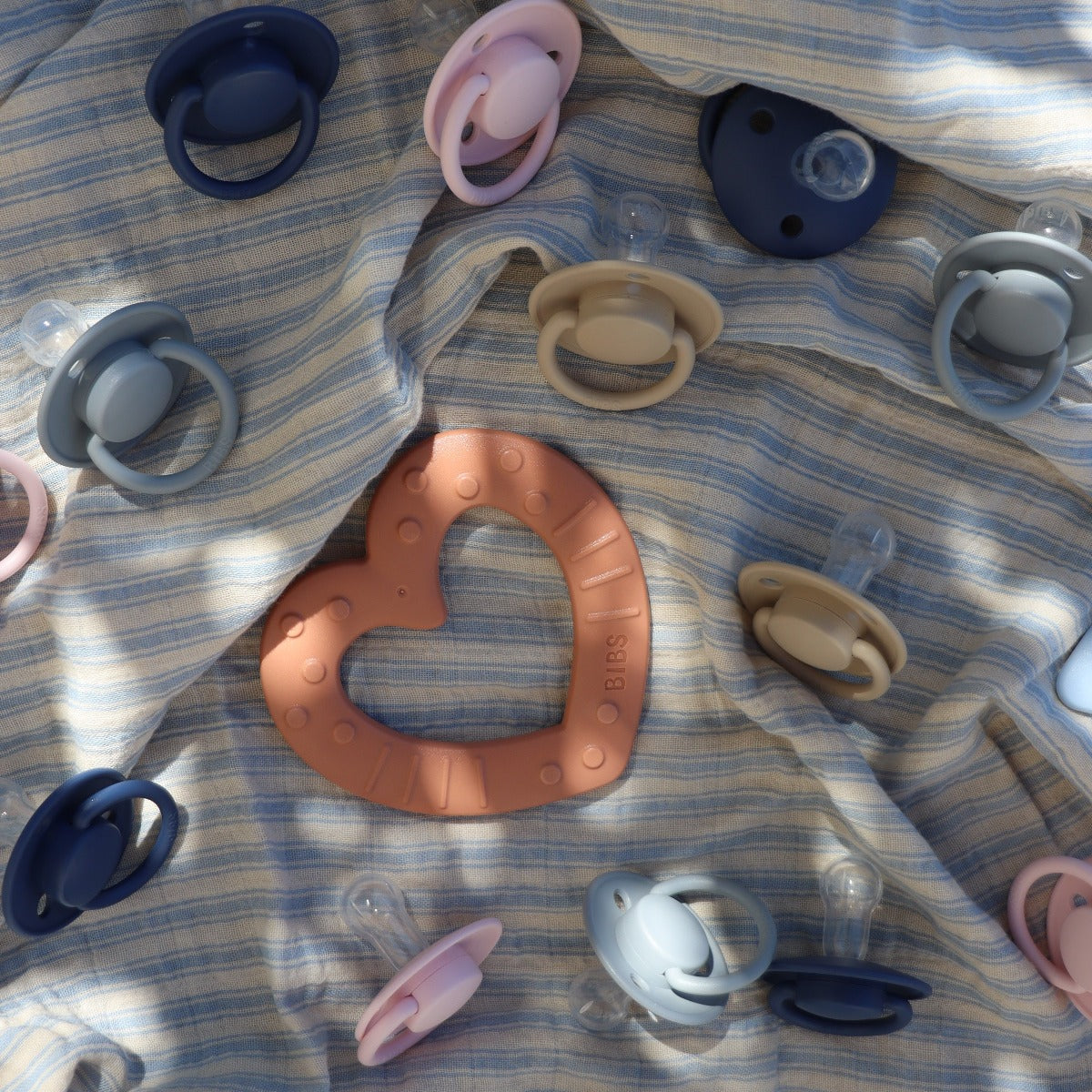 BIBS De Lux cseresznyevirág színben, szilikon, antiallergén cumifejjel már a pippadu honlapon!