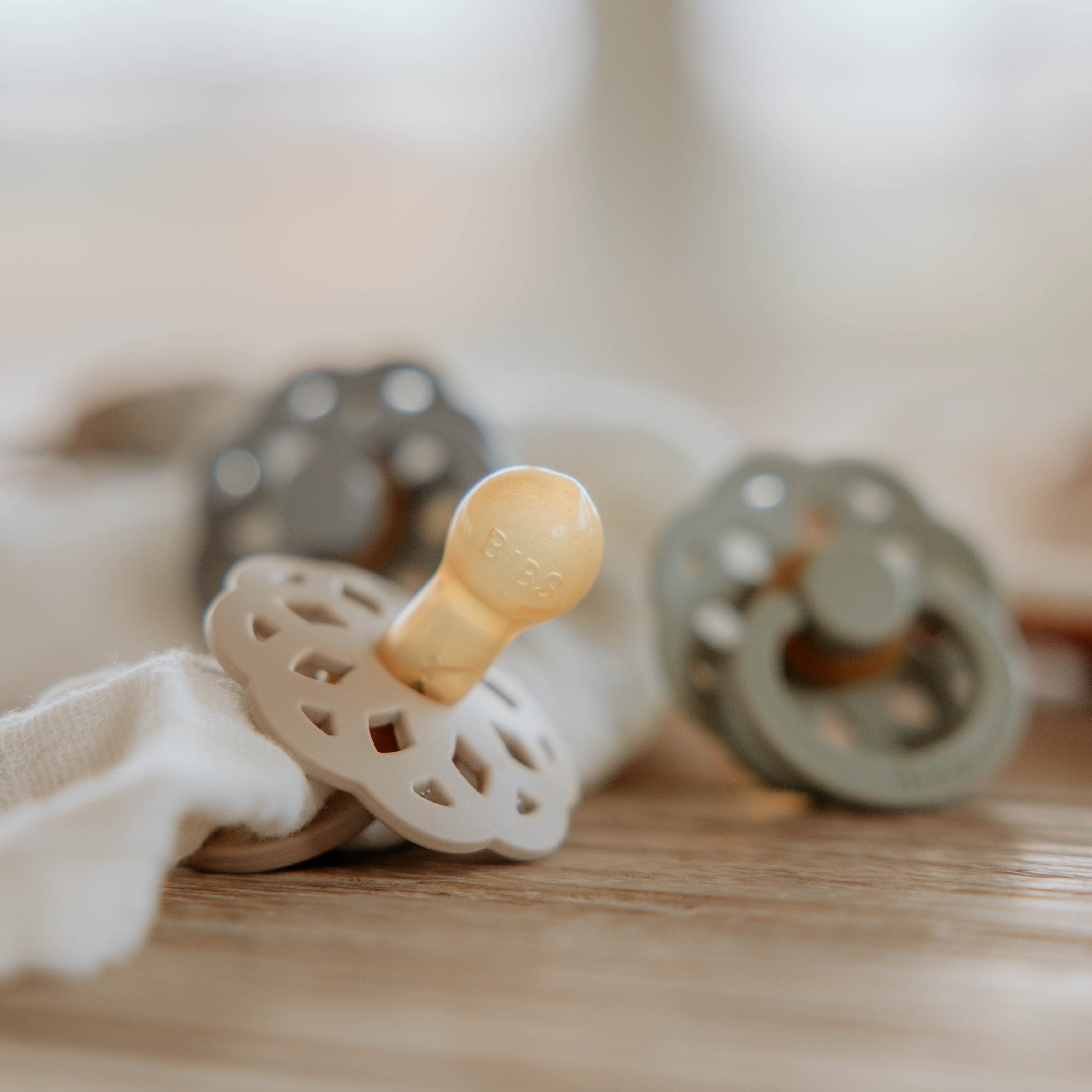 BIBS Boheme cumik vanília és barack színben - kettes szett - pippadu - cseresznyeformájú, natúrkaucsuk cumifej