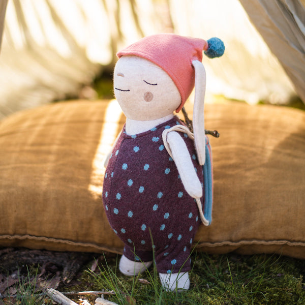 Pöttyös ruhás nyúl plüss játék sapkával és hátizsákkal - pippadu - Alma, a nyúl