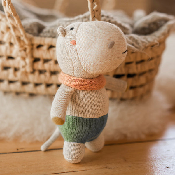 Pippadu plüss csörgő - víziló - organikus pamut baba csörgő