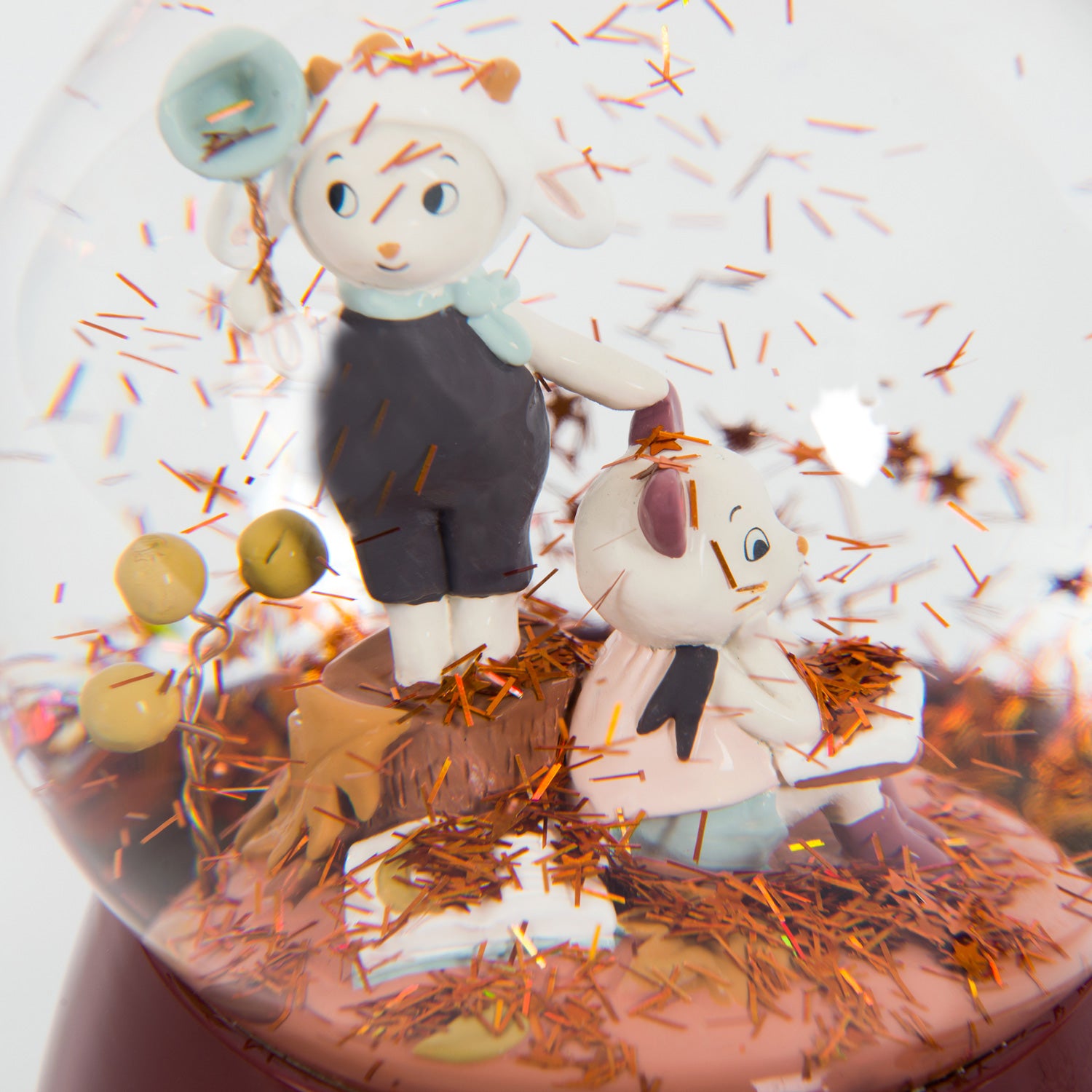 Moulin Roty kedves zenélő hógömb - cica és bárány a pippadu webshopban