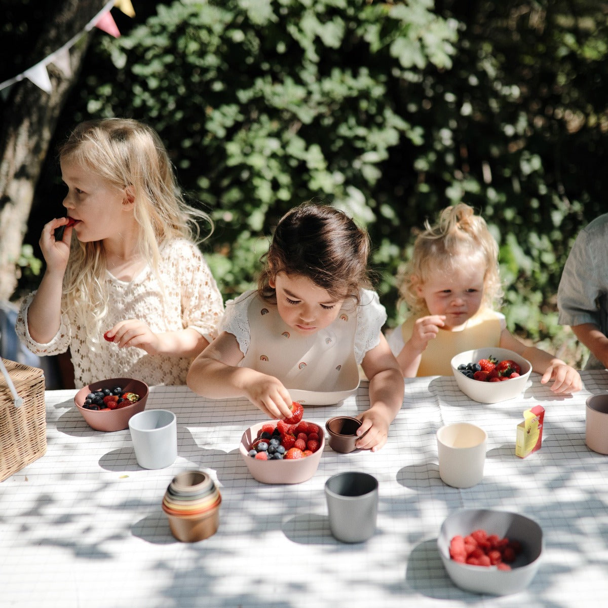 Hajlékony szilikon előke - szivárvány mintával az amerikai mushie márkától - pippadu