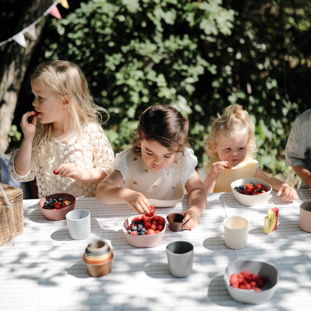 Hajlékony szilikon előke - szivárvány mintával az amerikai mushie márkától - pippadu