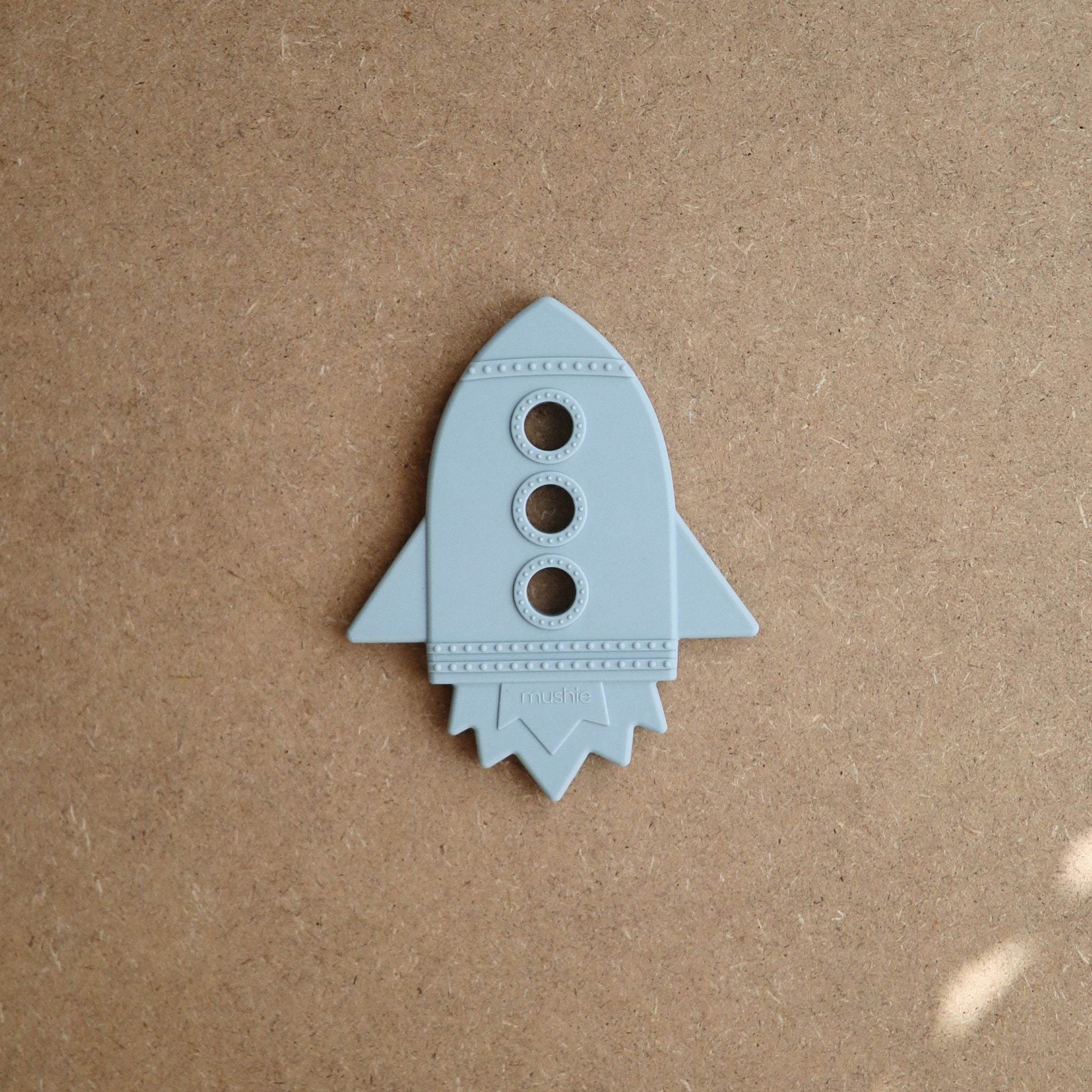 Egyedi űrhajó rágóka világoskék színben a fogzás fájdalmainak enyhítésére pippadu