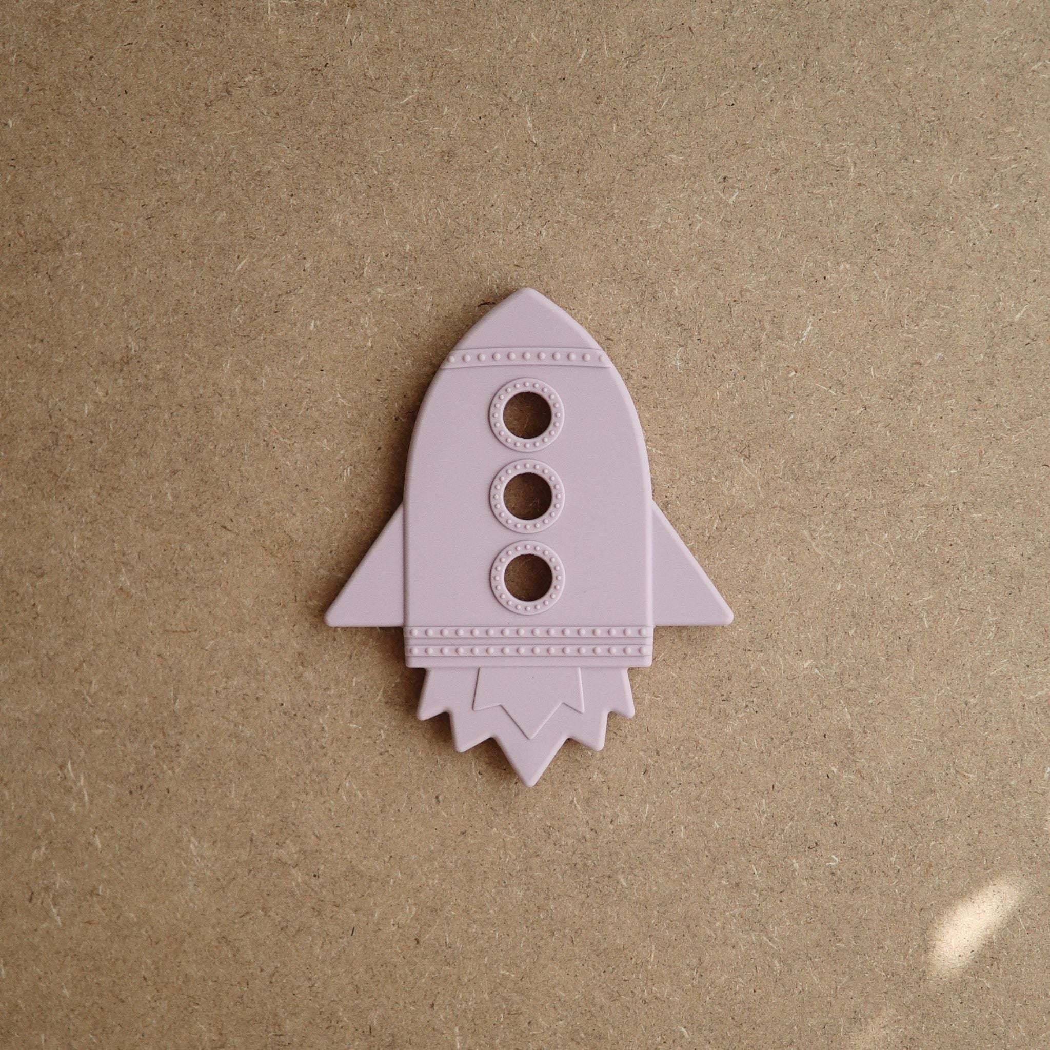 Űrhajó rágóka - halvány lila - pippadu - mushie márka