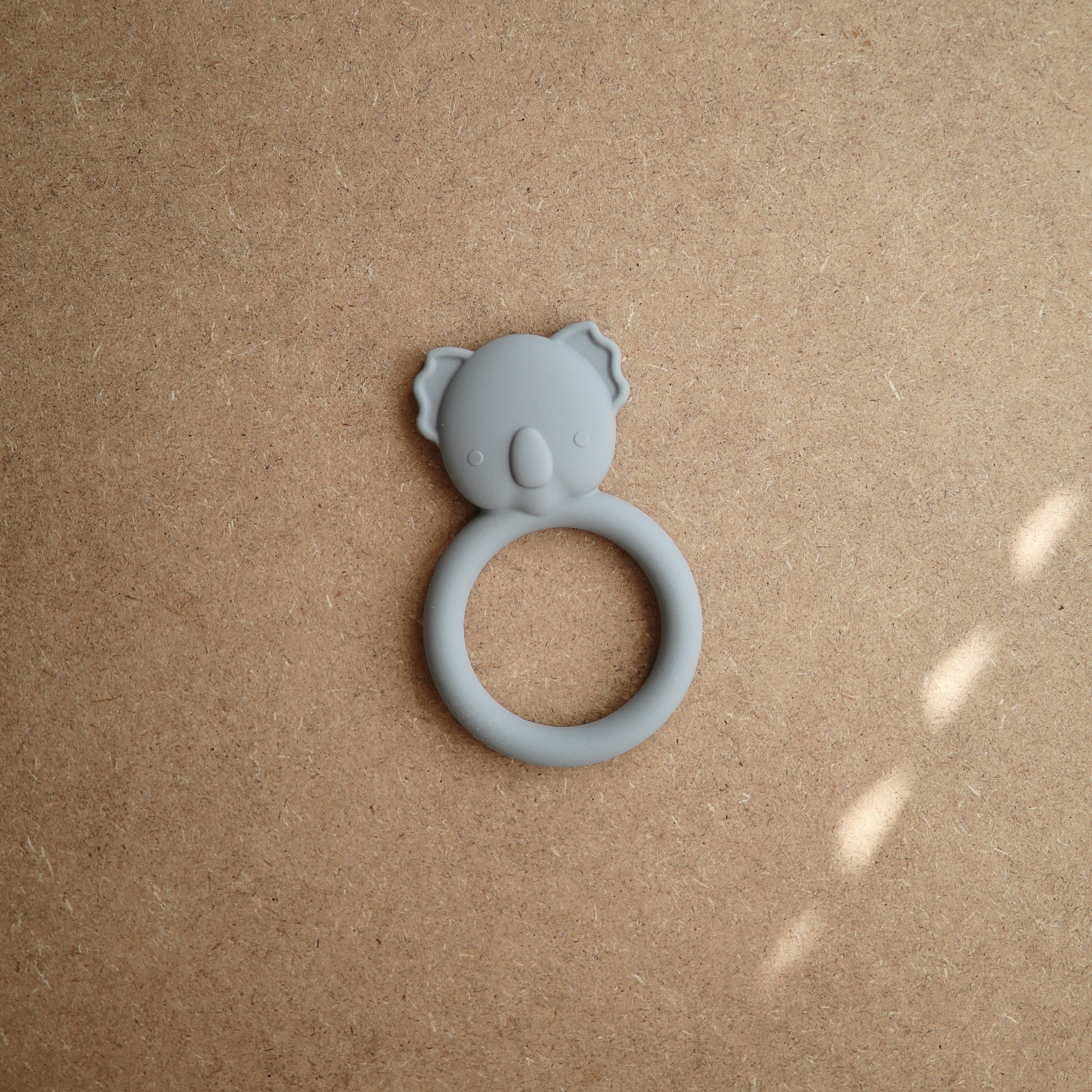 Koala rágóka - szürke színben - Mushie márka - pippadu