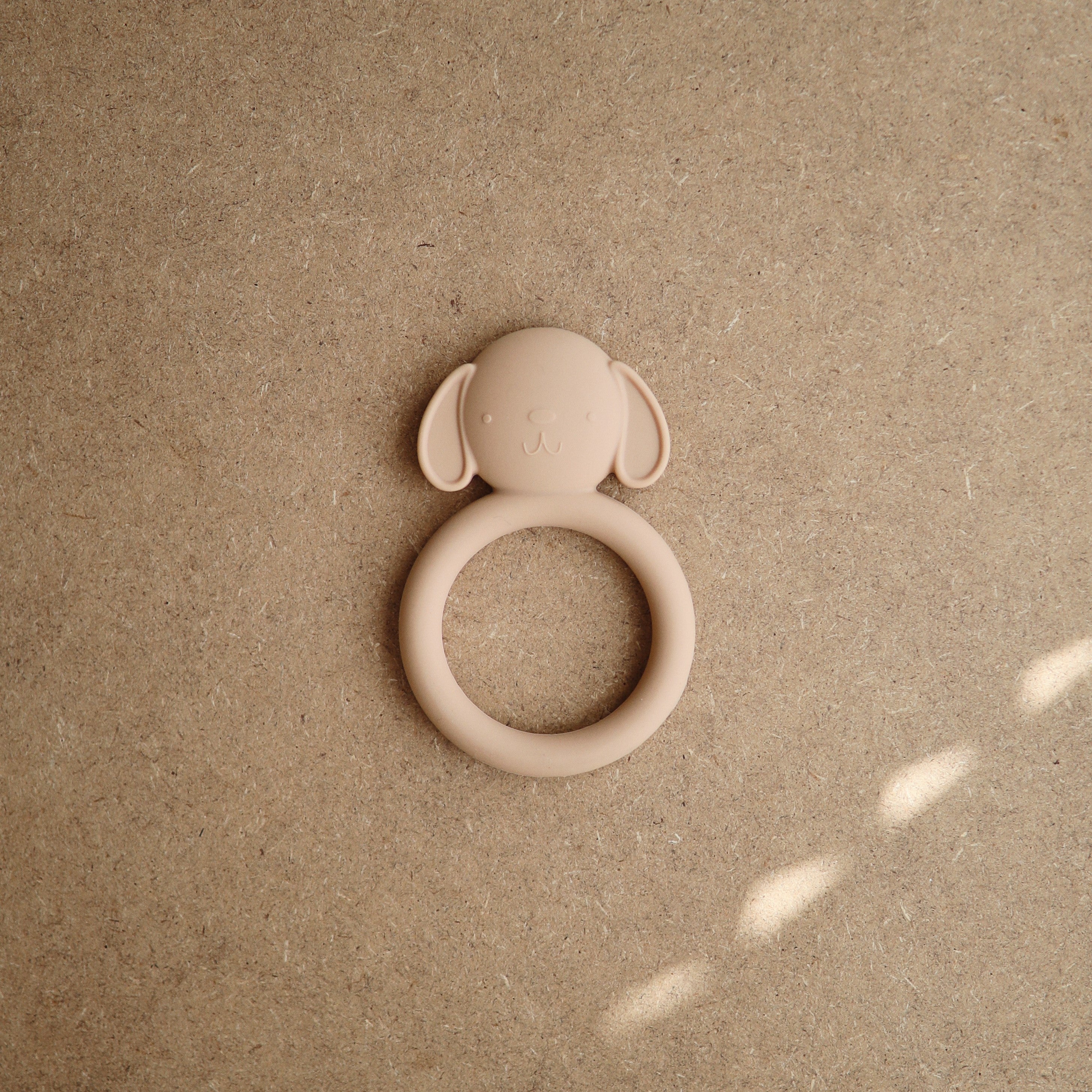 Kutya rágóka a Mushie márkától - bézs színben - pippadu