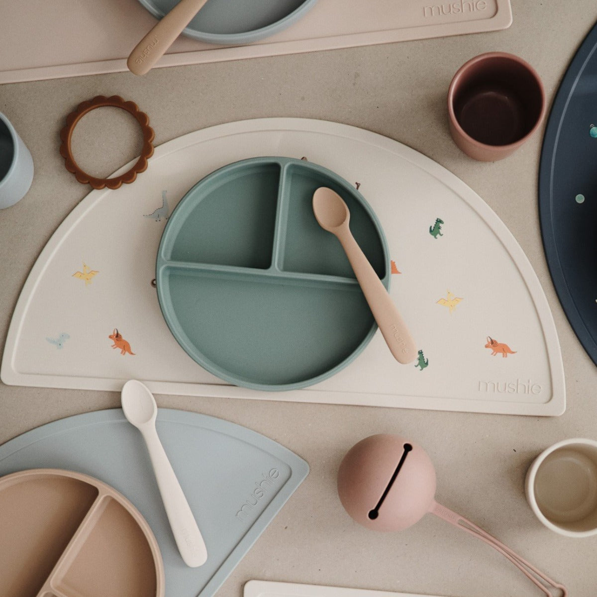 Csúszásmentes lapostányér - több színben - Pippadu