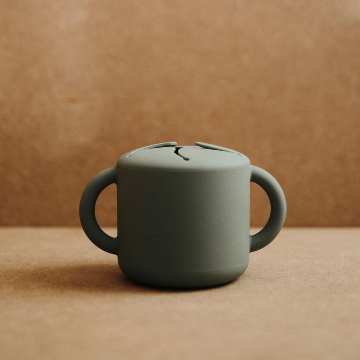 Szilikon nasitartó - Mushie a pippadunál - kakukkfű színben