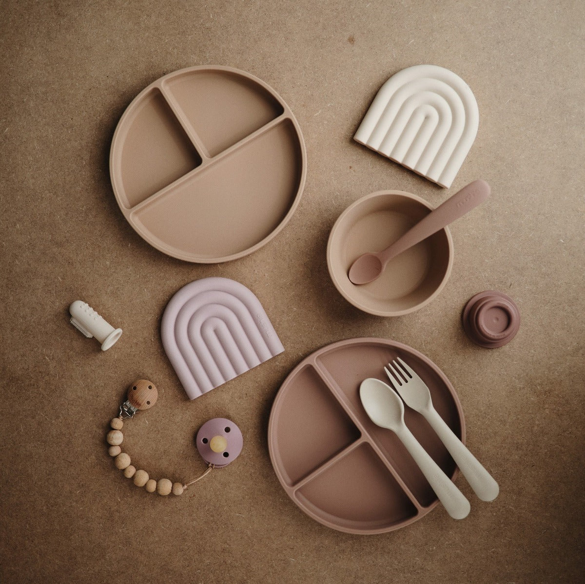 Csúszásmentes szilikon étkészlet mesés színekben az amerikai mushie márkától - mélytányér bézs színben - pippadu
