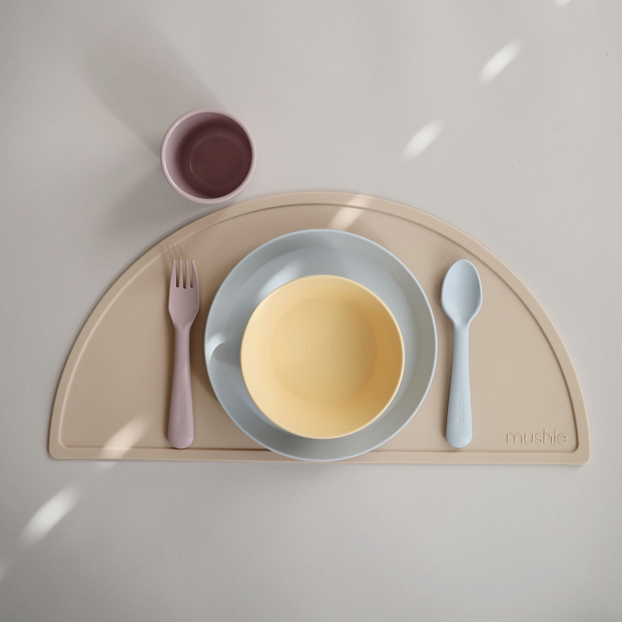 Kerek mélytányér - nárcisz - gyerek étkészlet - babaétkezés - pippadu - mushie amerikai márka