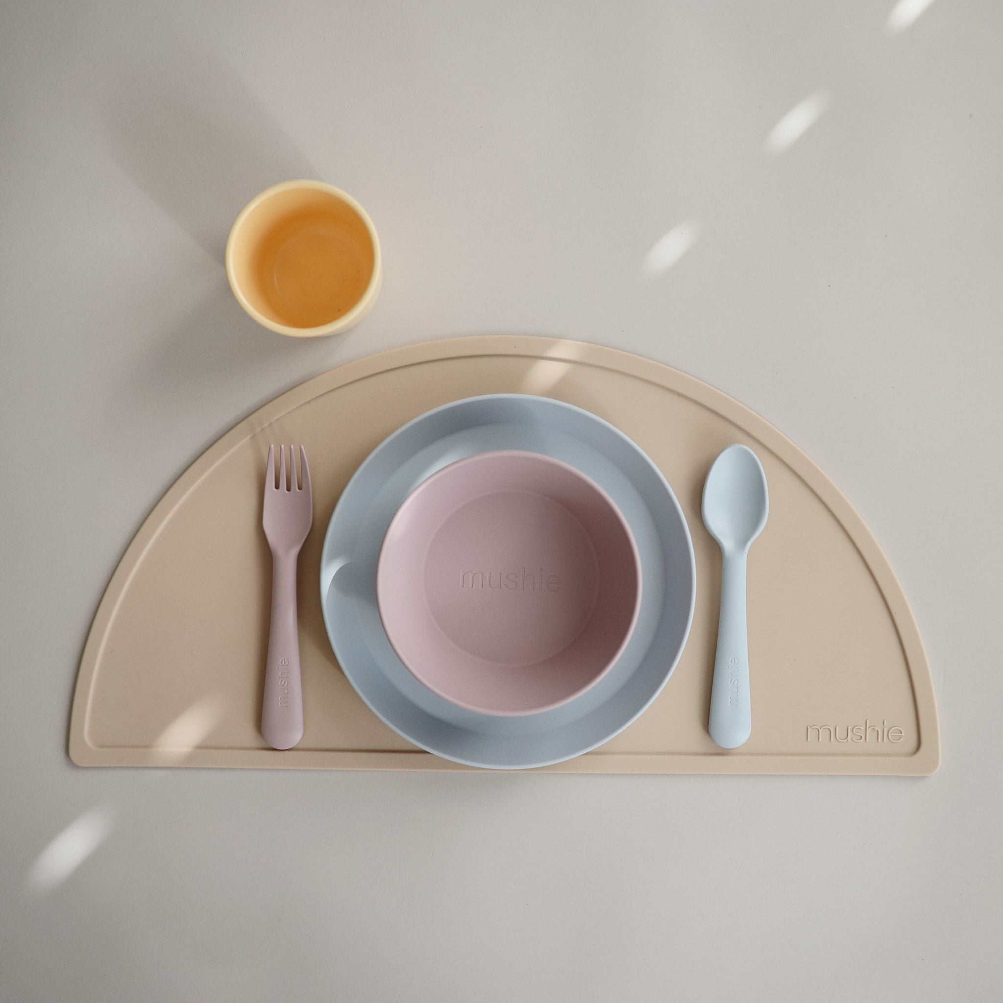 Pohár nárcisz színben - gyerek étkészlet - mushie - pippadu