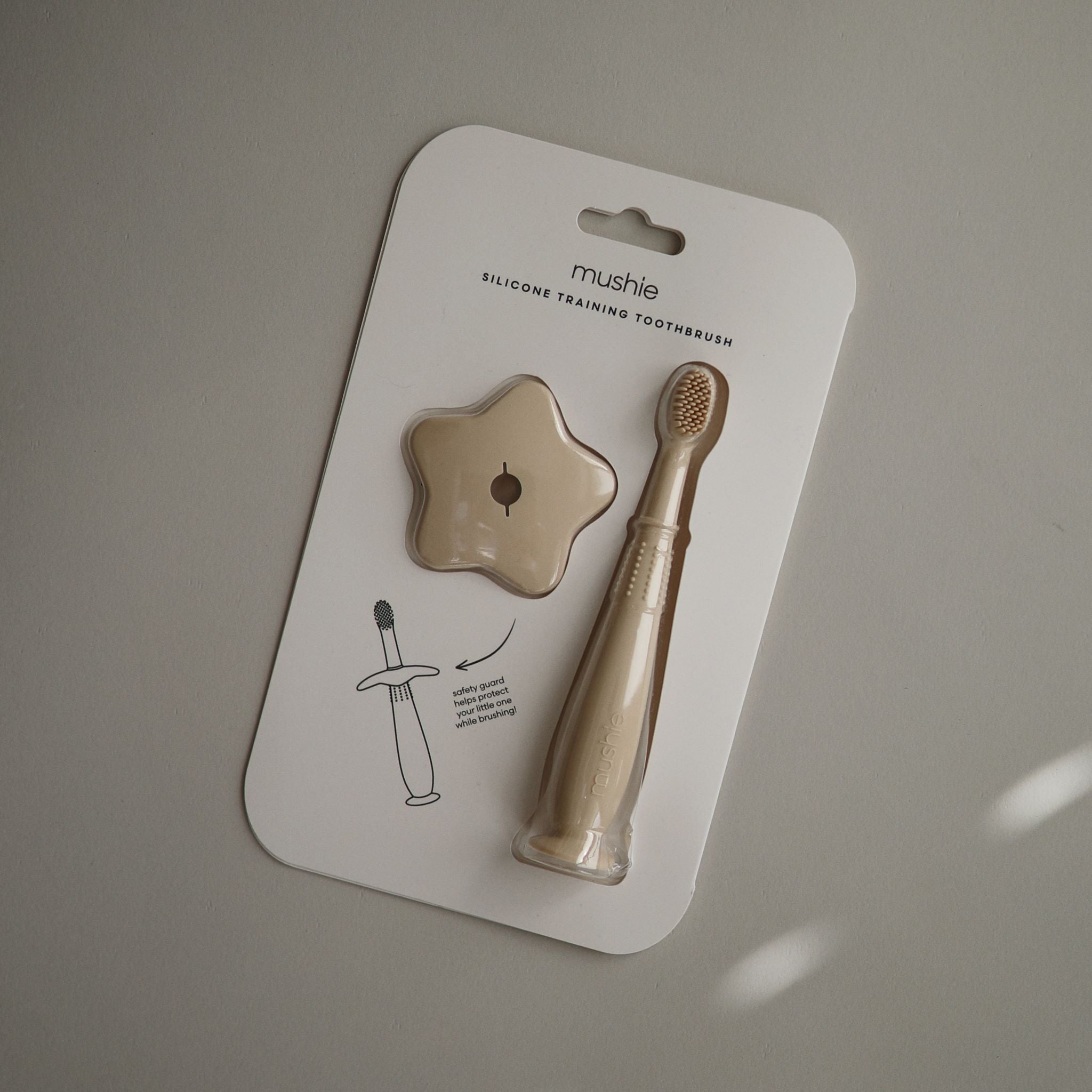 Gyerek tanuló fogkefe - pippadu - homok színben - csillagos biztonsági pajzzsal