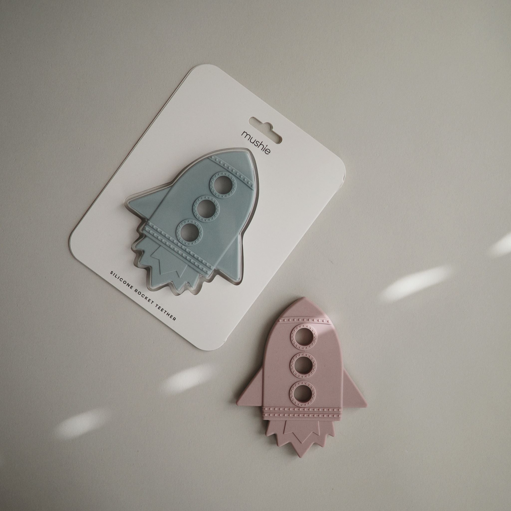 Űrhajó rágóka világoskék színben - babának - pippadu