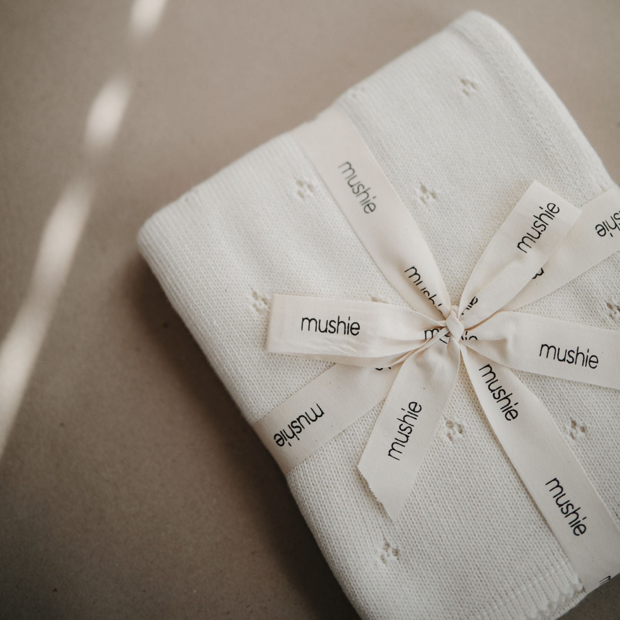 Kötött babatakaró - csipkés krémfehér - pippadu - babaváró ajándék