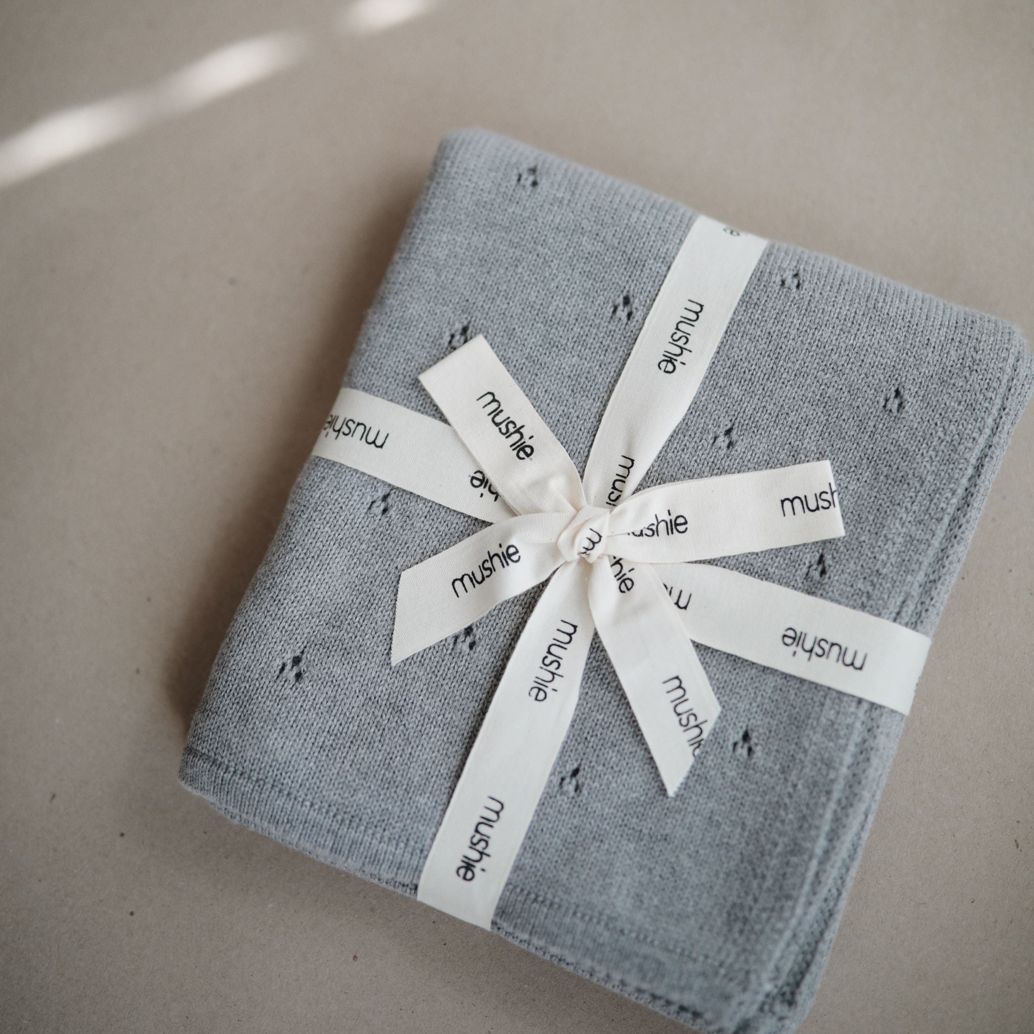 Kötött takaró, babatakaró - csipkés szürke - pippadu