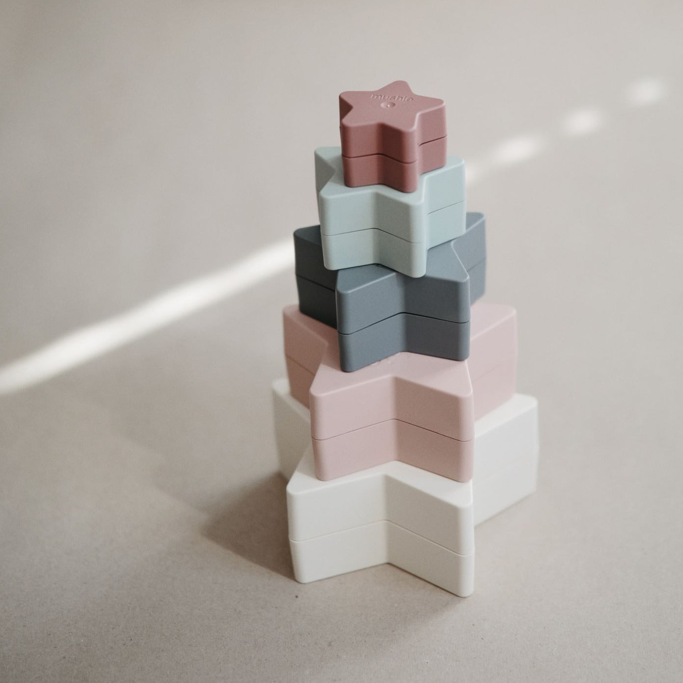 Csillag toronyépítő építő játék - pasztell színekben - pippadu - amerikai mushie márkától