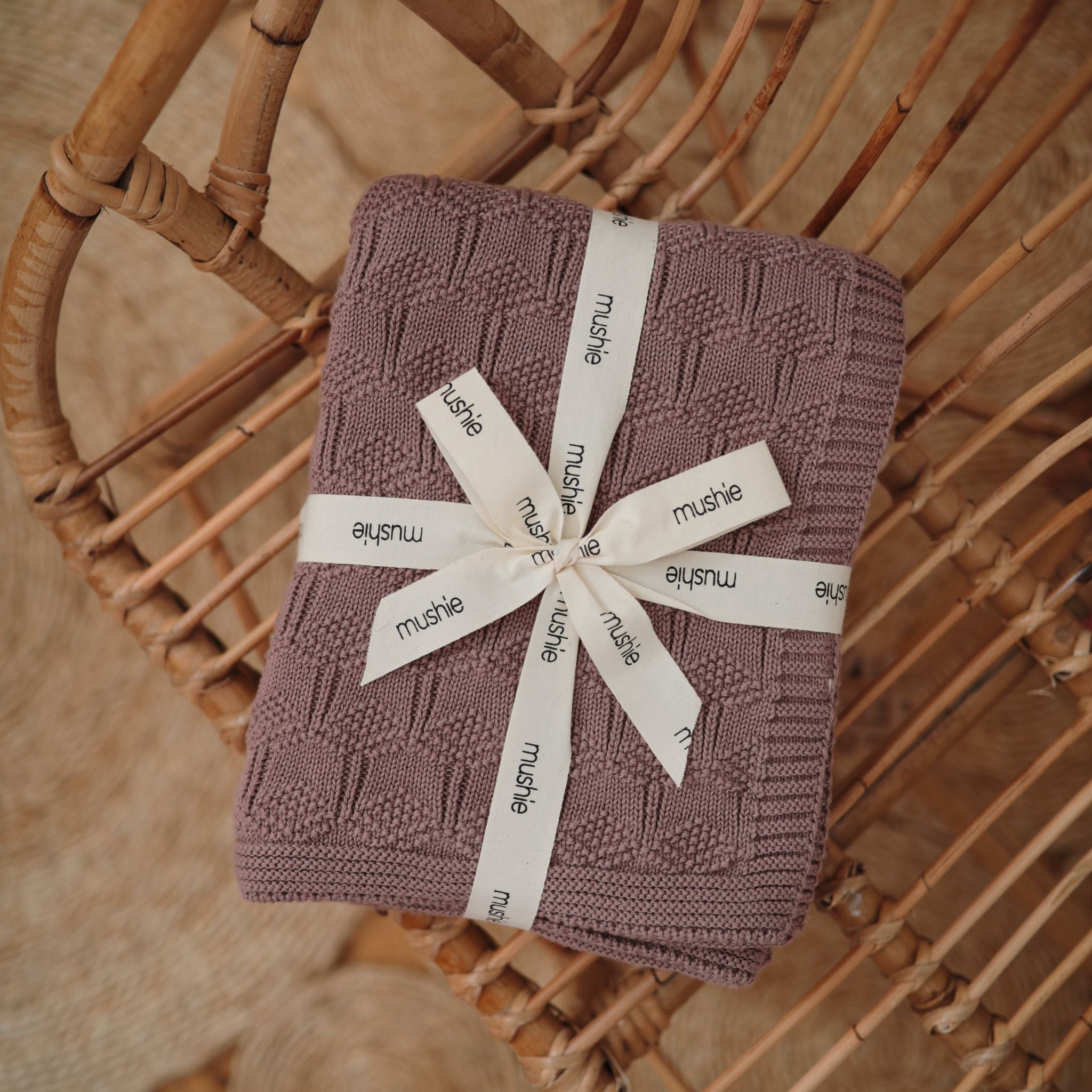 Kötött babatakaró - tökéletes babaváró ajándék - lépesméz mintával mályva színben - pippadu