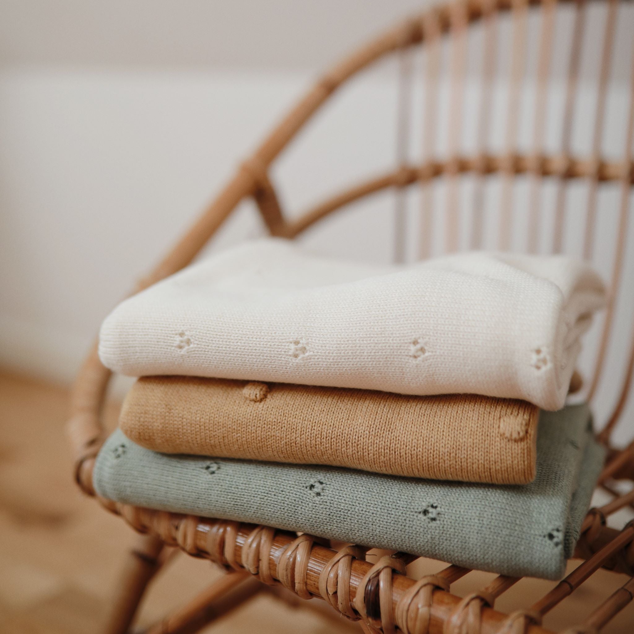 Kötött puha babatakaró - mustársárga színben, pöttyös mintával - pippadu