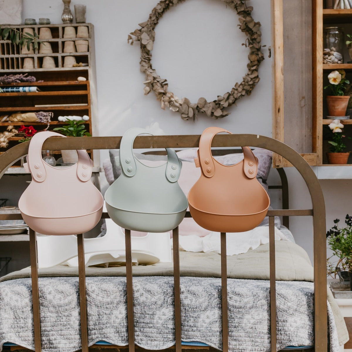 BIBS előke púderrózsaszín a pippadu márkánál - dán minőség - gyerekeknek, babaétkezés