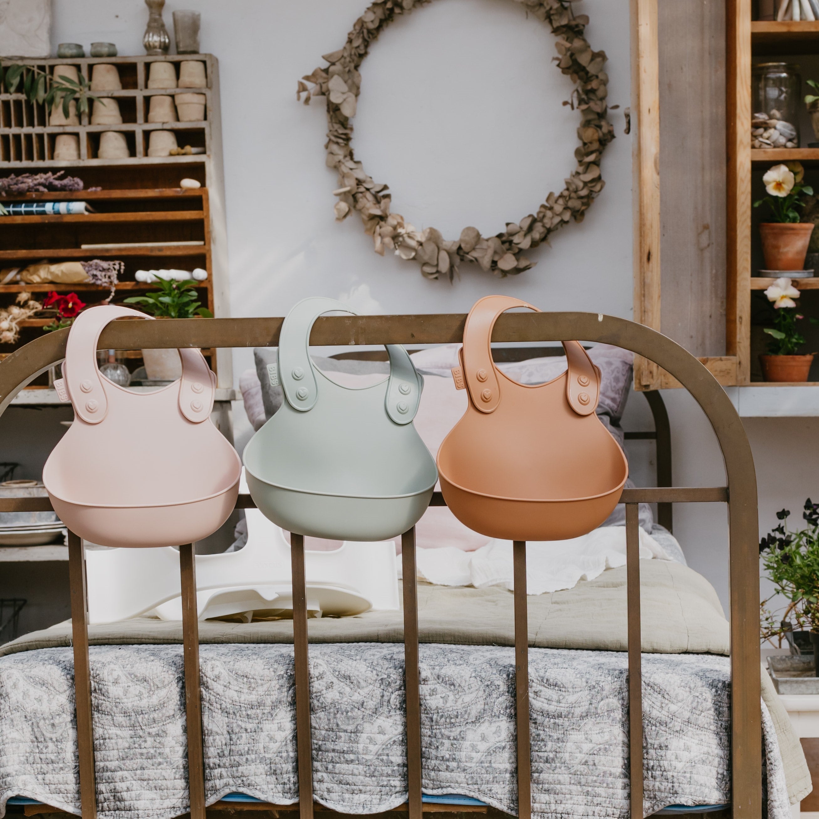 BIBS előkék mesés színekben - púderrózsaszín, zsálya és terra - pippadu