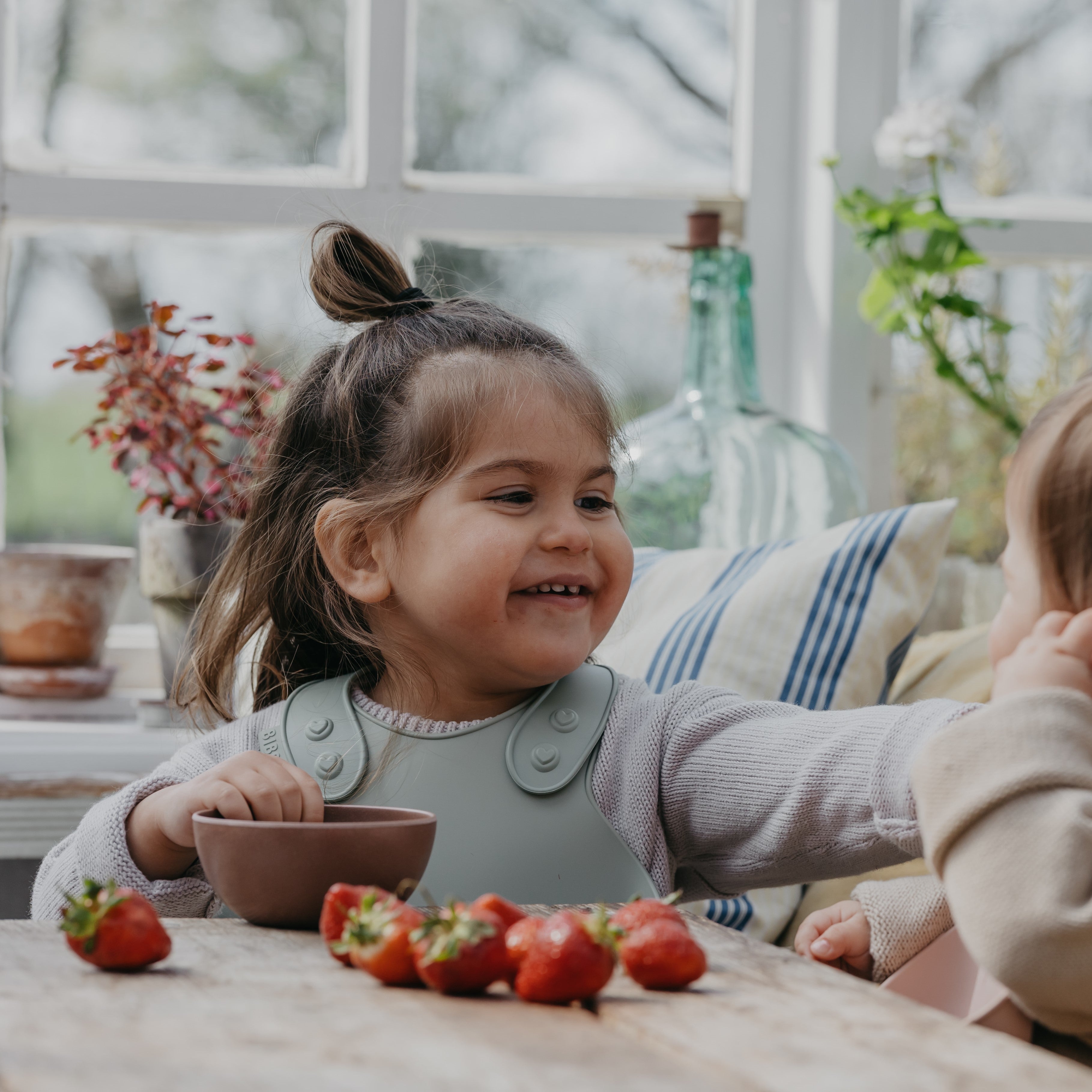 BIBS előke retro dizájnnal - zsálya színben - pippadu