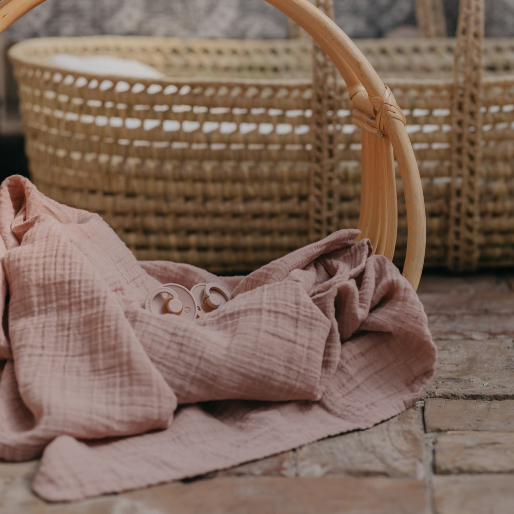 BIBS muszlin pólyák a pippadunál - krémfehér és púderrózsaszín színben kapható, muszlin babatakaró
