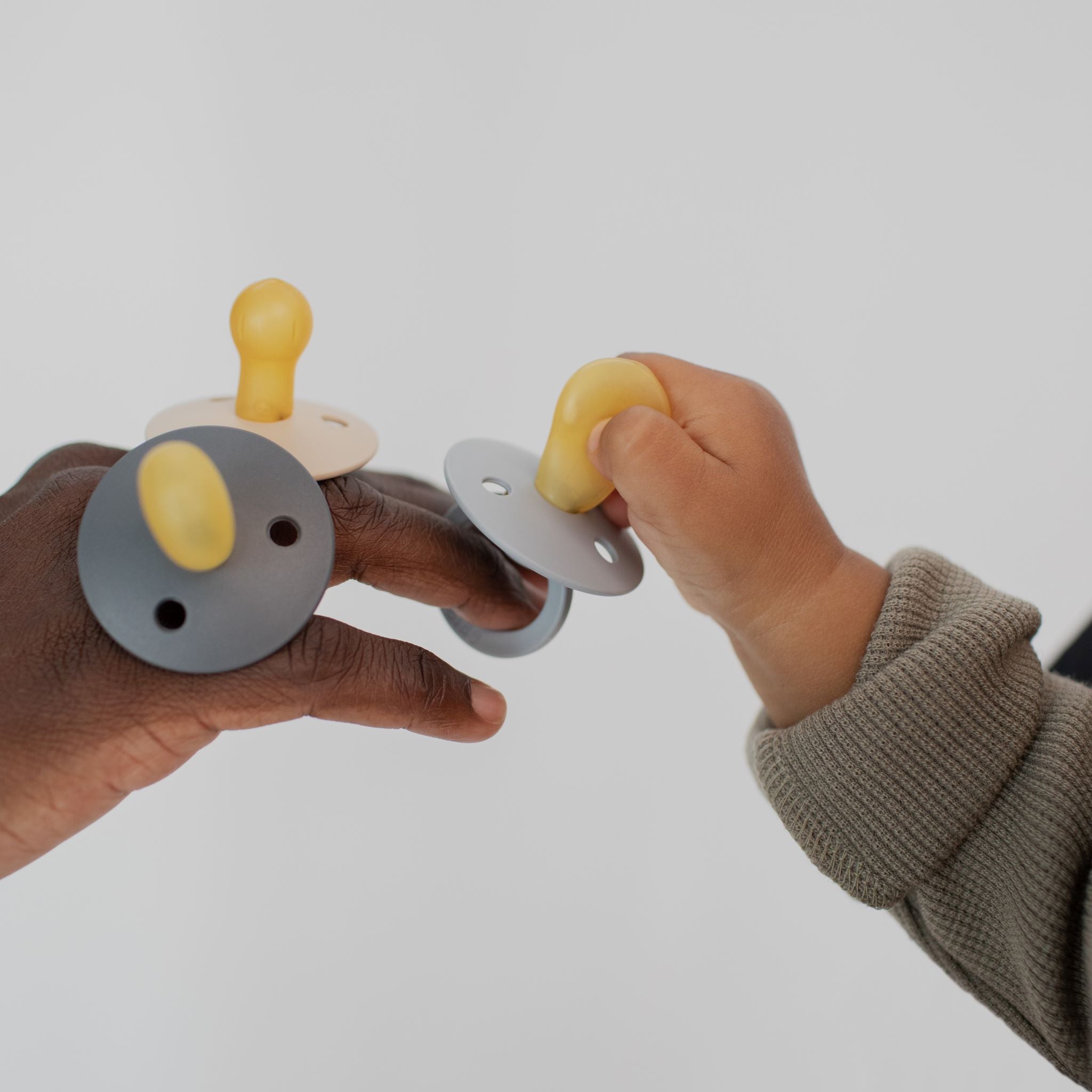 Szimmetrikus cumifejjel rendelkező BIBS Colour cumik vanília és delfin színben - pippadu