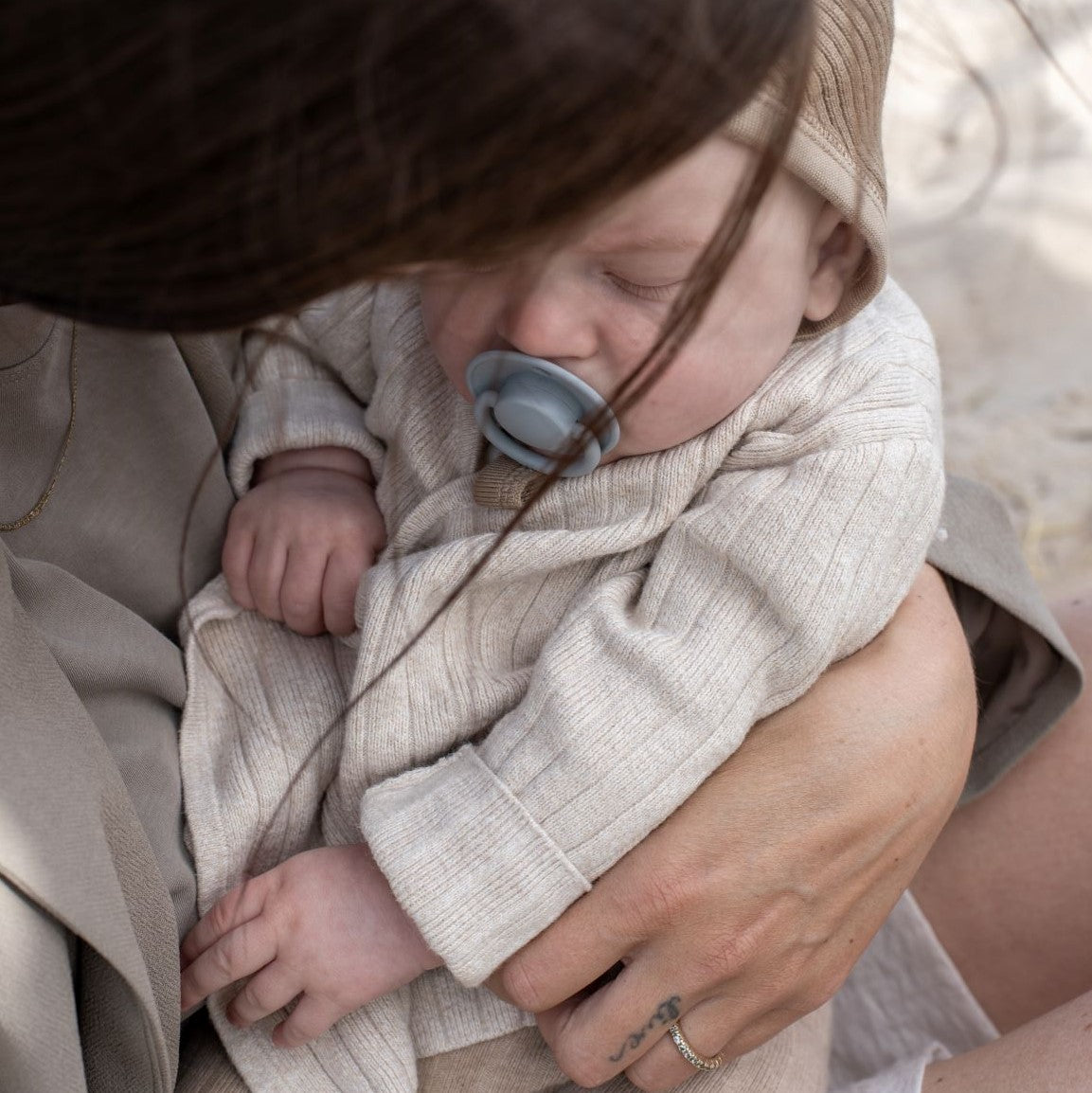 Delfin színű BIBS De Lux cumi a pippadunál - szilikon, antiallergén cumifejjel, cseresznyeforma