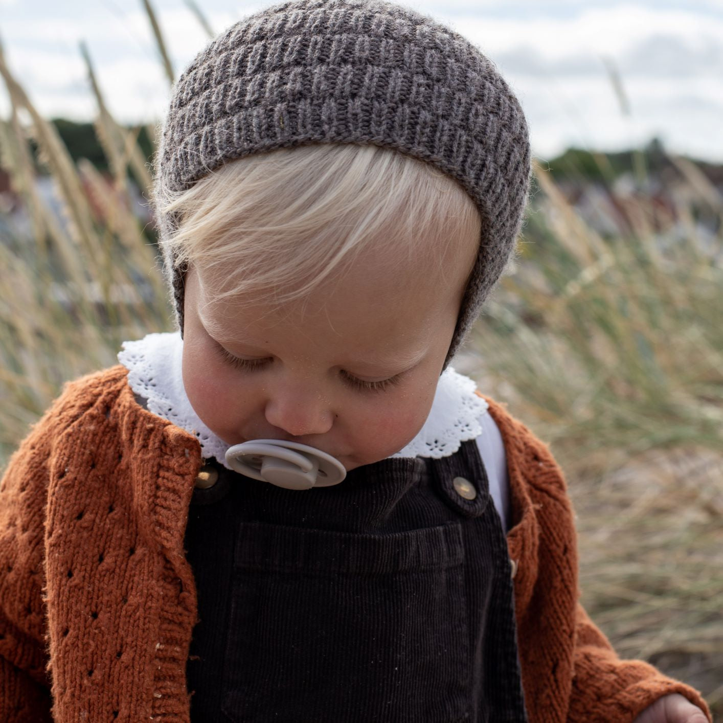 BIBS De Lux cumi vanília színben - pippadu - szilikon, antiallergén cumifejjel, cseresznyeforma