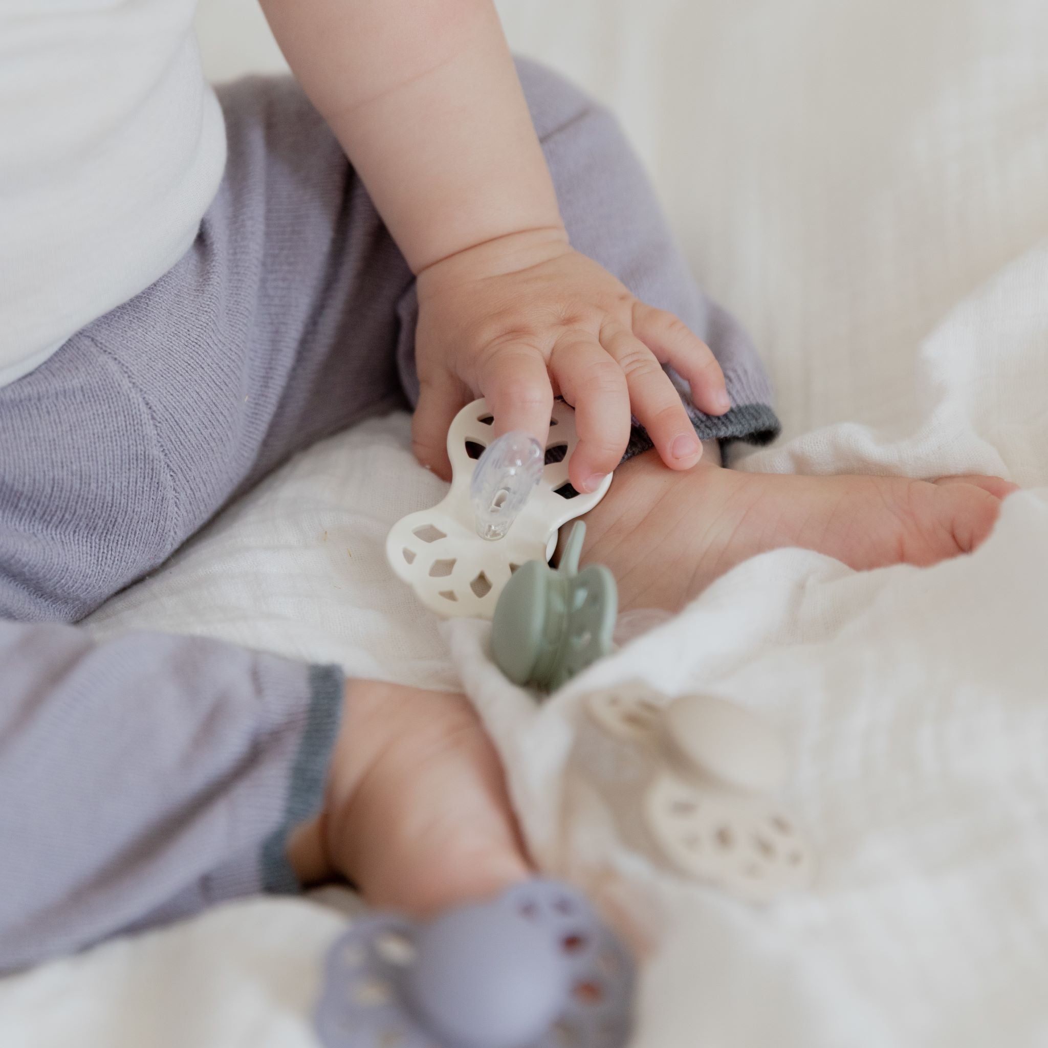 BIBS Infinity szimmetrikus szilikon cumi már újszülött kortól krémfehér színben - pippadu