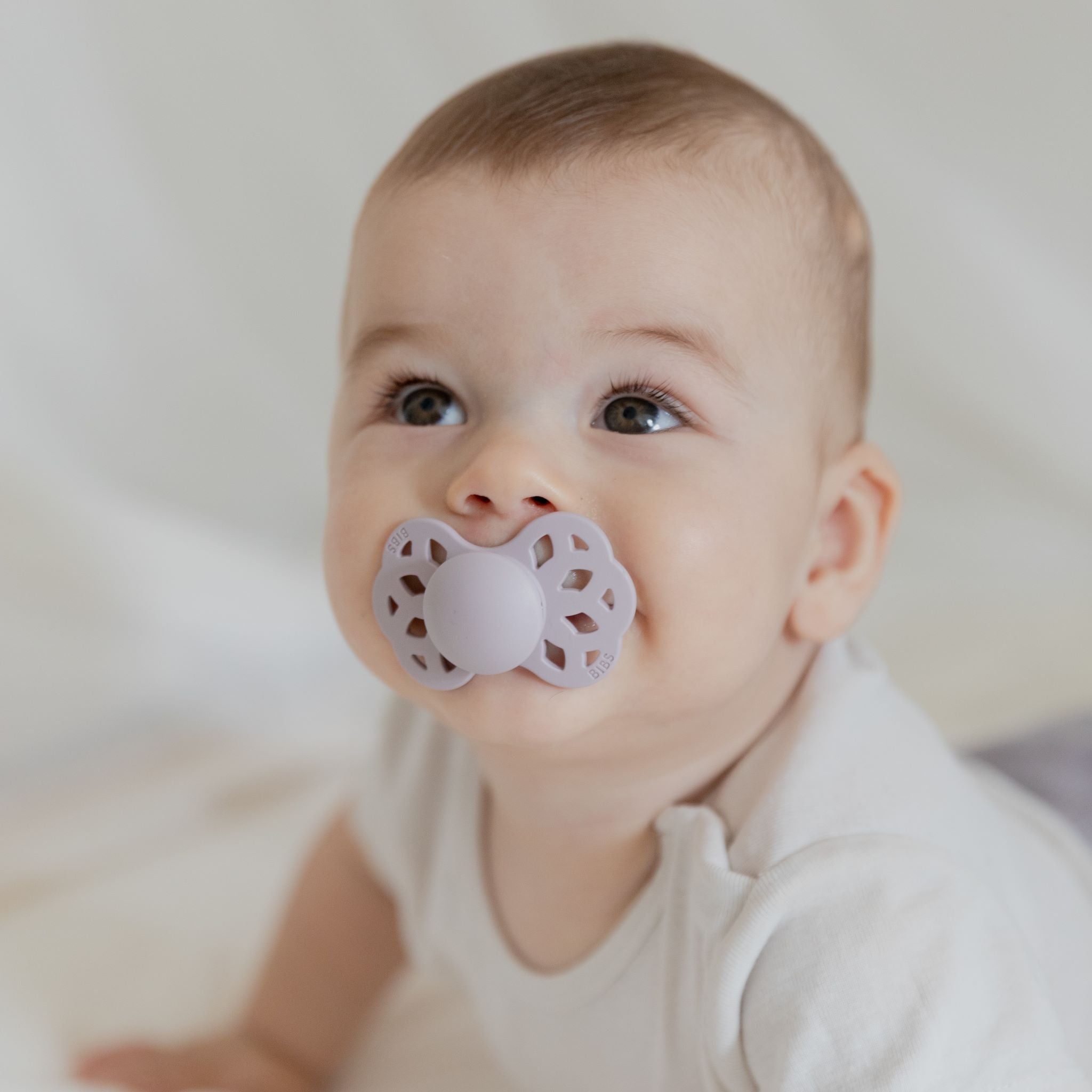 BIBS Infinity szimmetrikus szilikon cumi hamvas lila színben két méretben - pippadu