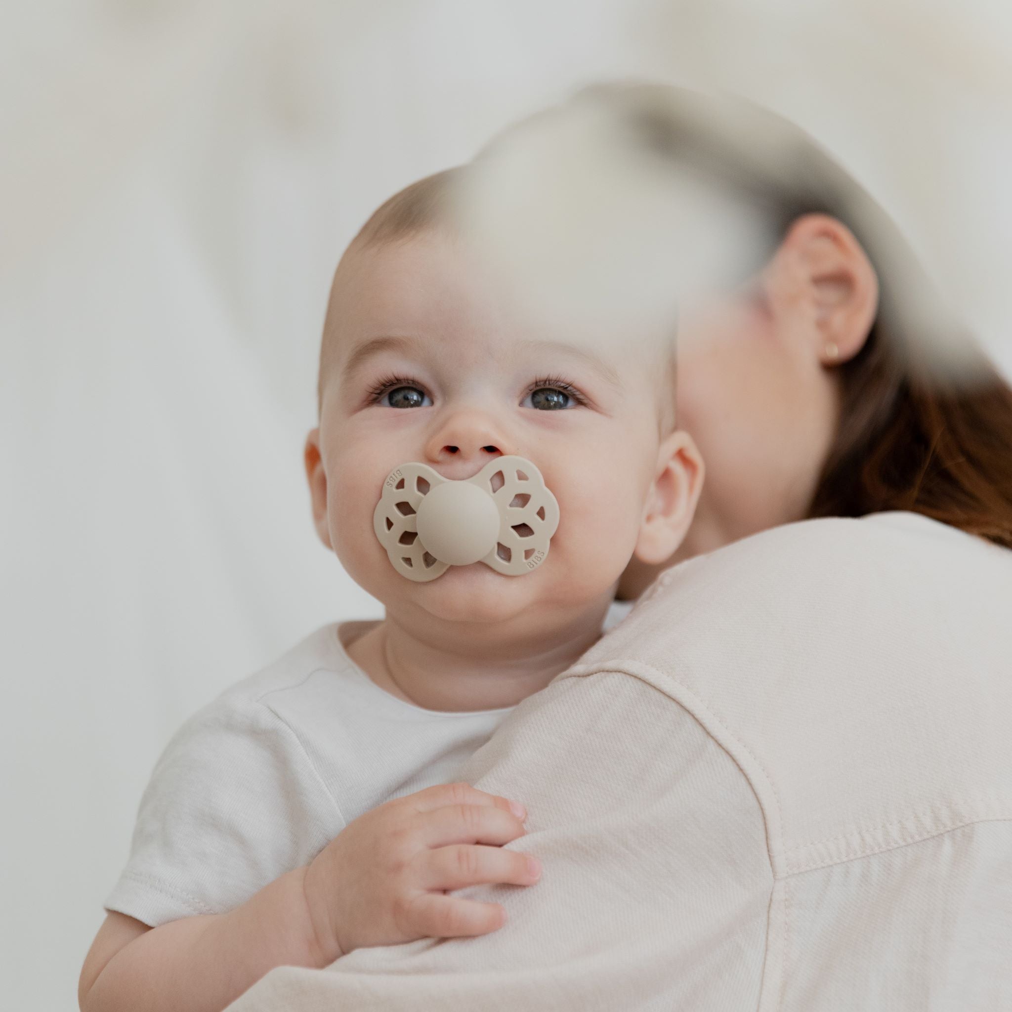 BIBS Infinity cumi vanília színben - szilikon szimmetrikus cumifej - pippadu