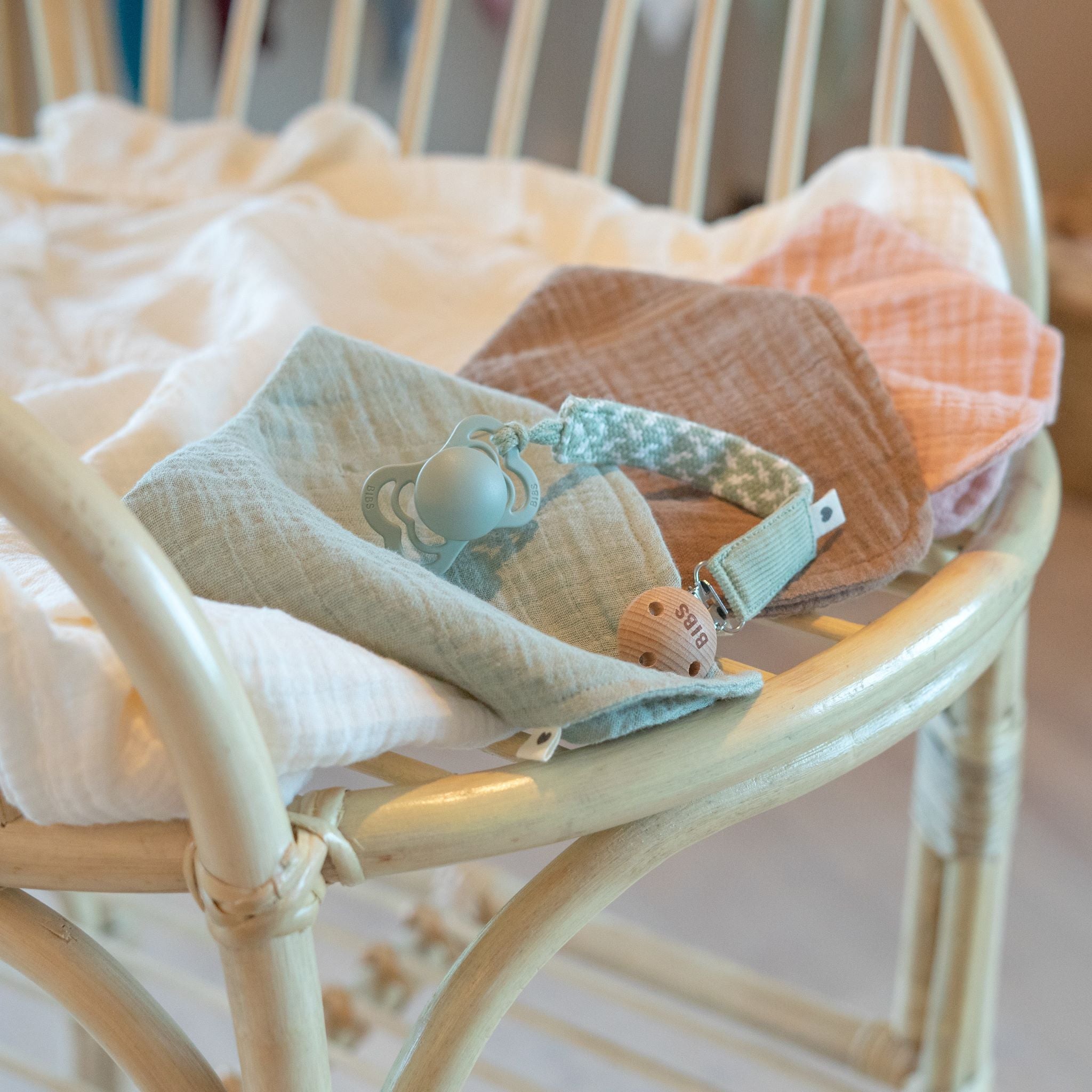 BIBS nyálkebndő zsálya színben és BIBS cumilánc hozzáillő - pippadu