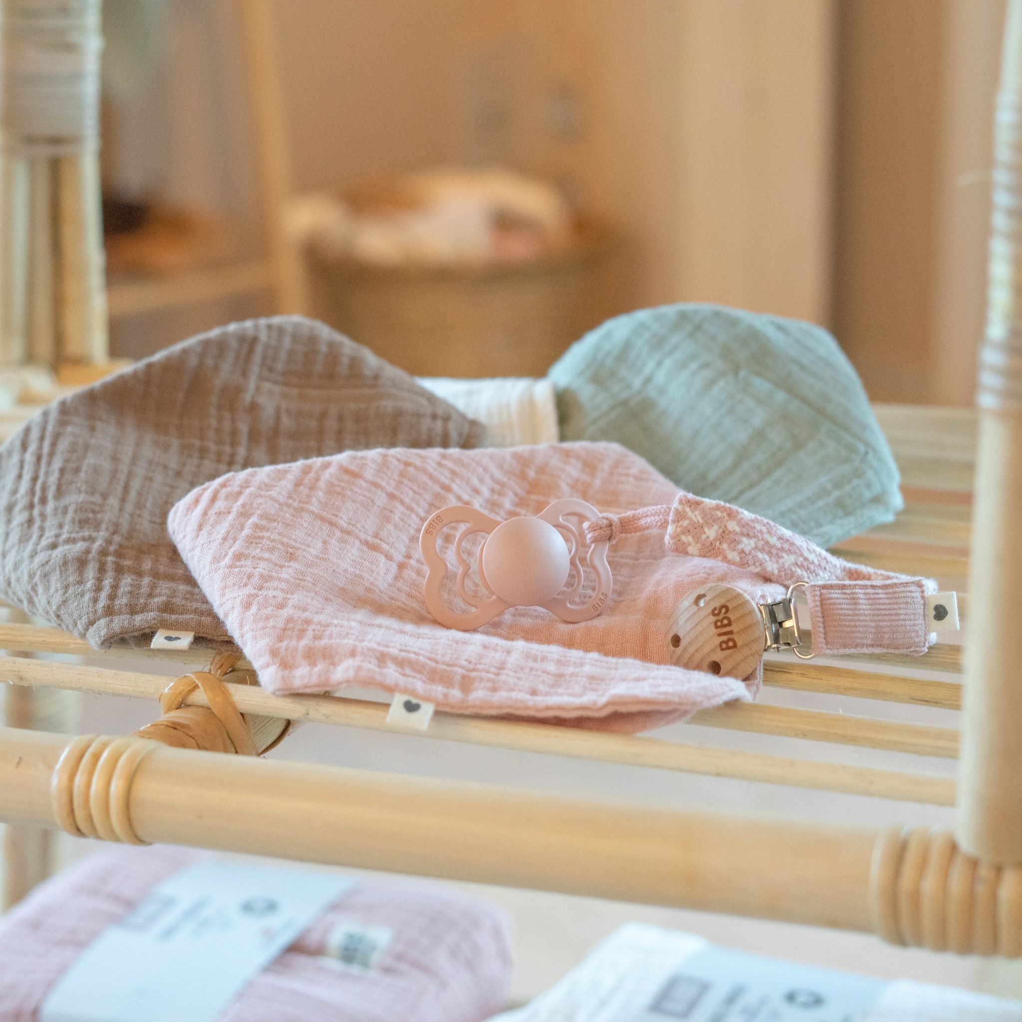 BIBS muszlin nyálkendő púderrózsaszín színben BIBS cumilánccal - pippadu