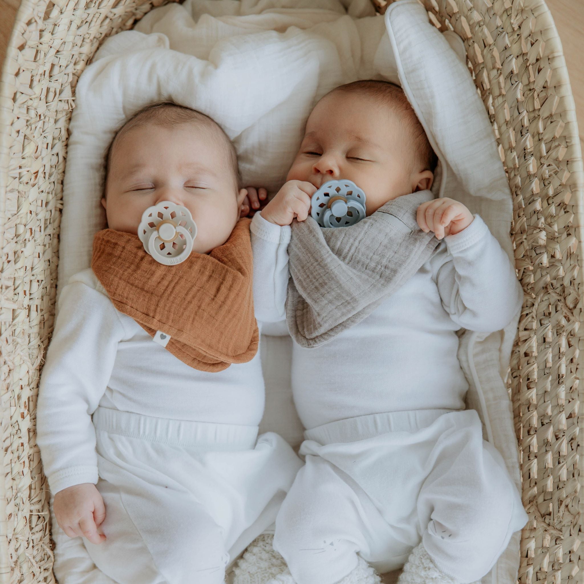 BIBS muszlin nyálkendő - homok - BIBS Boheme cumikkal a pippadunál