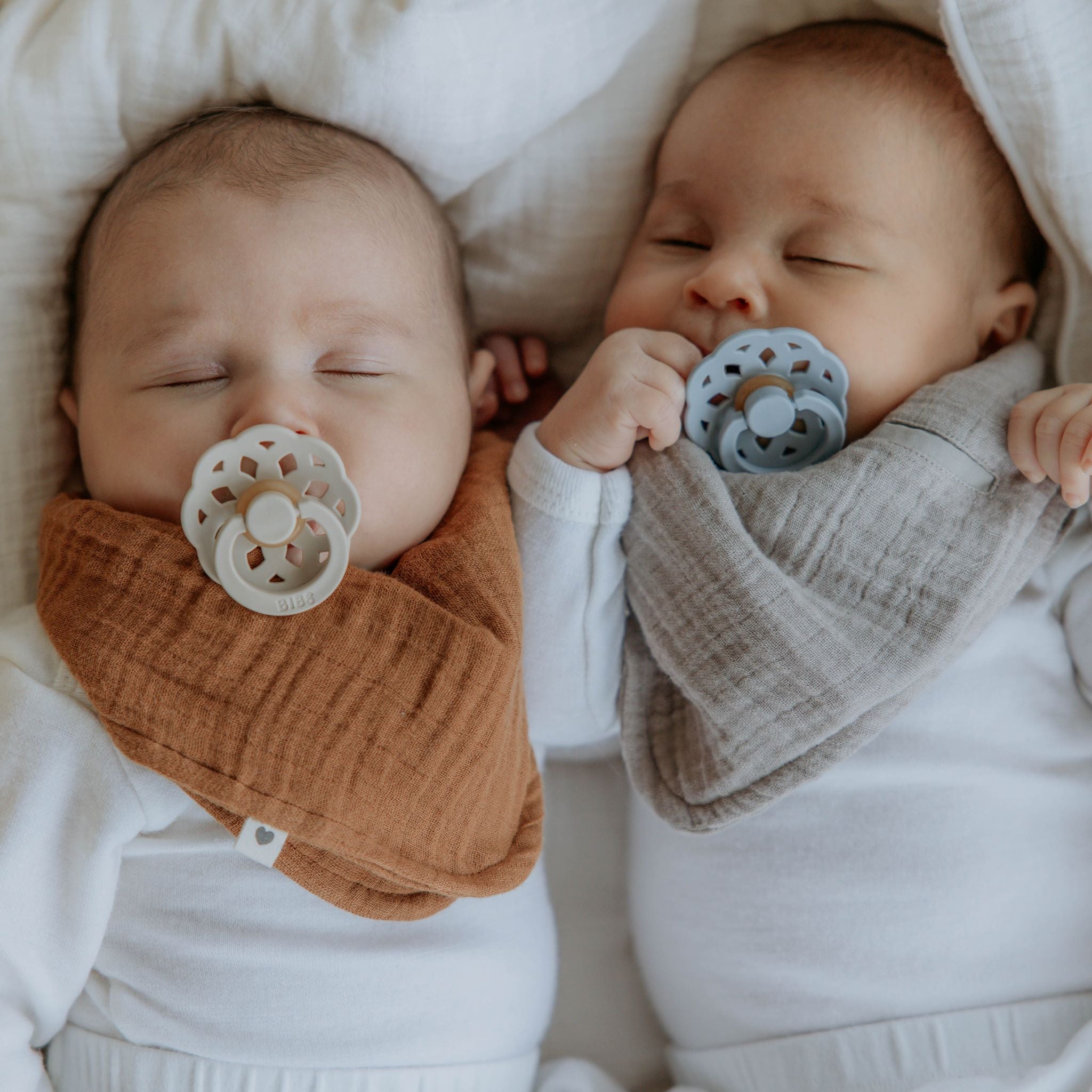 BIBS muszlin nyálkendő homok színben - BIBS Boheme cumikkal - pippadu