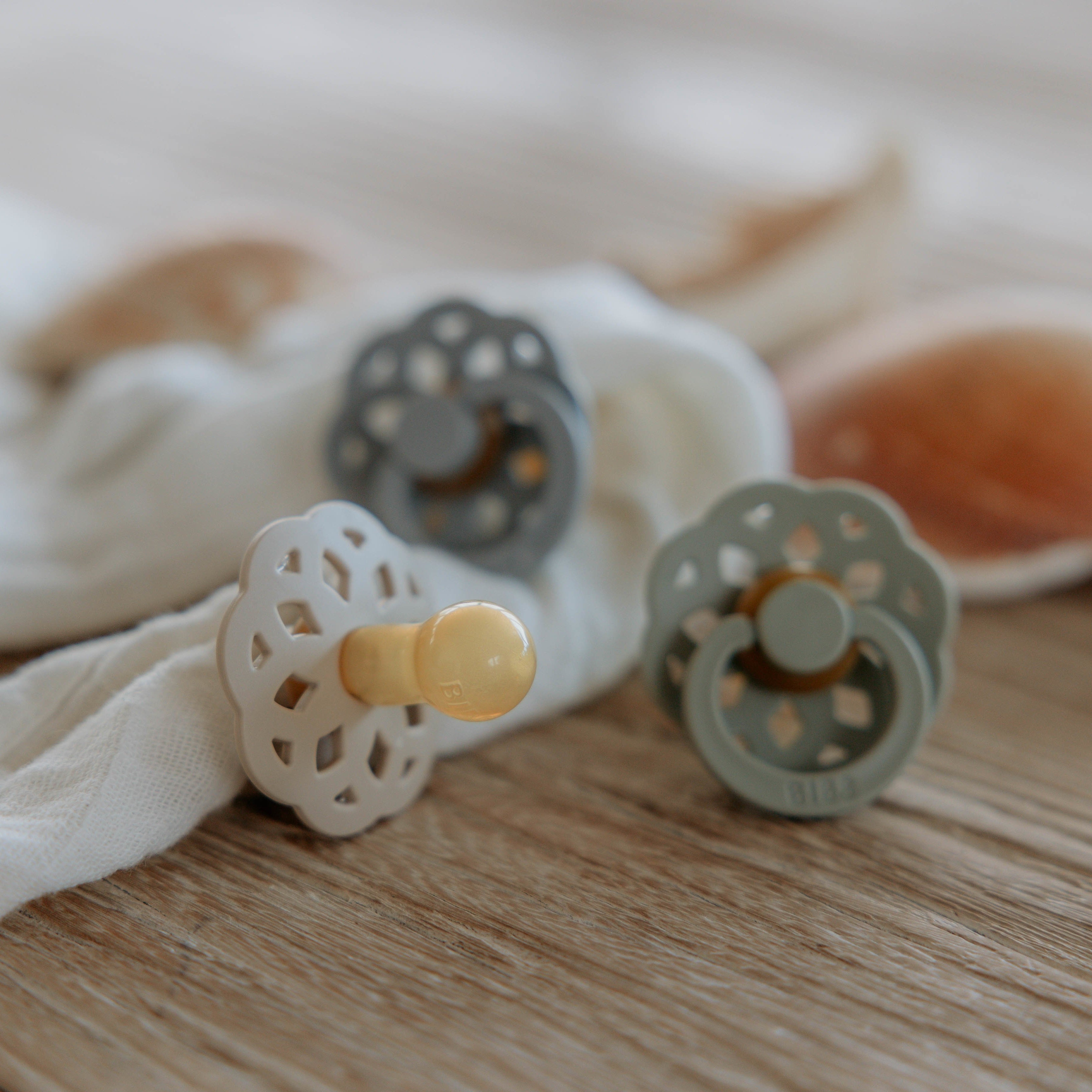 BIBS Boheme cumi - krémfehér és zsálya színekben - áttört dizájn, cseresznyeformájú cumifej - pippadu