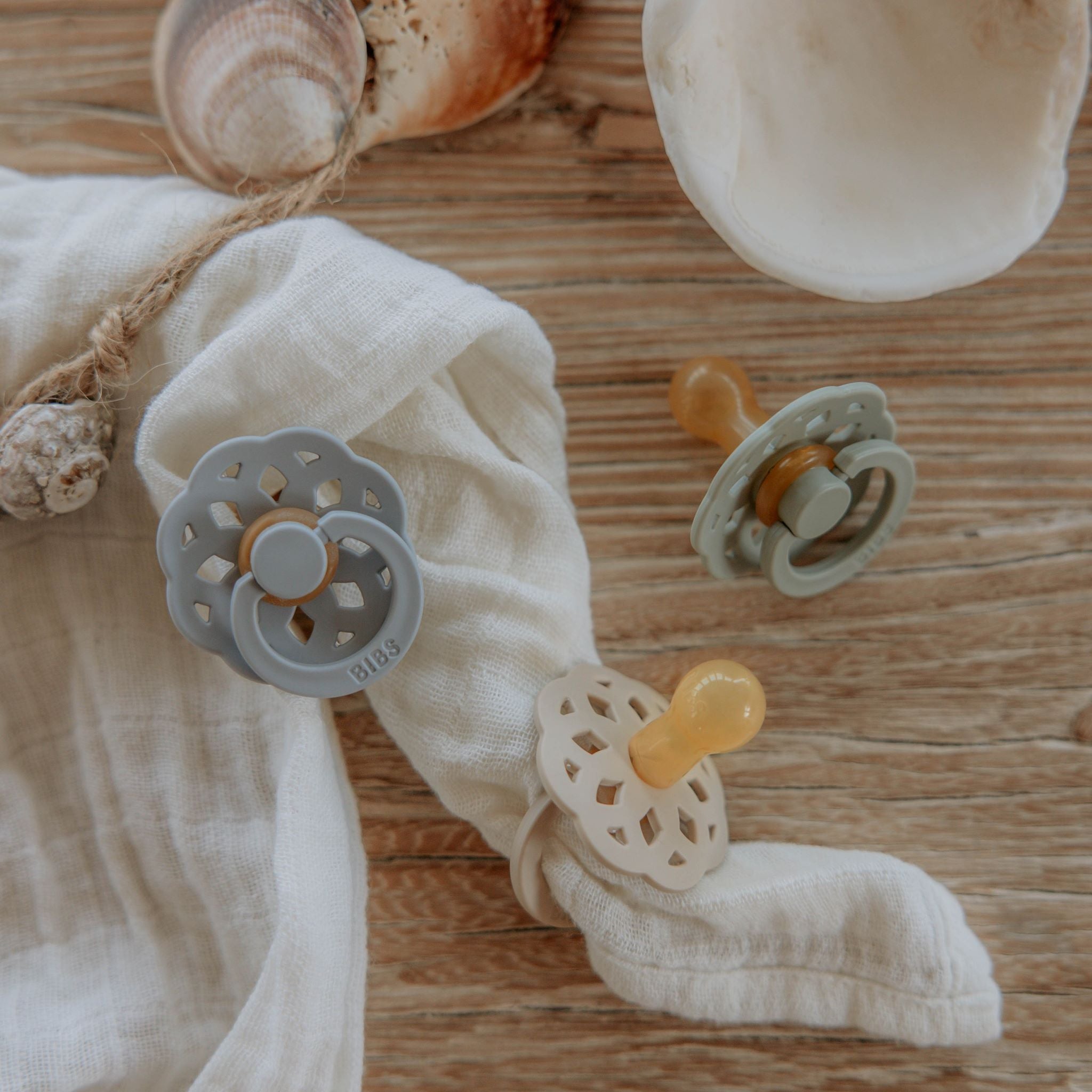 BIBS Boheme cumik mesés színekben, áttört palást, natúrkaucsuk cumifej - delfin és púderrózsaszín