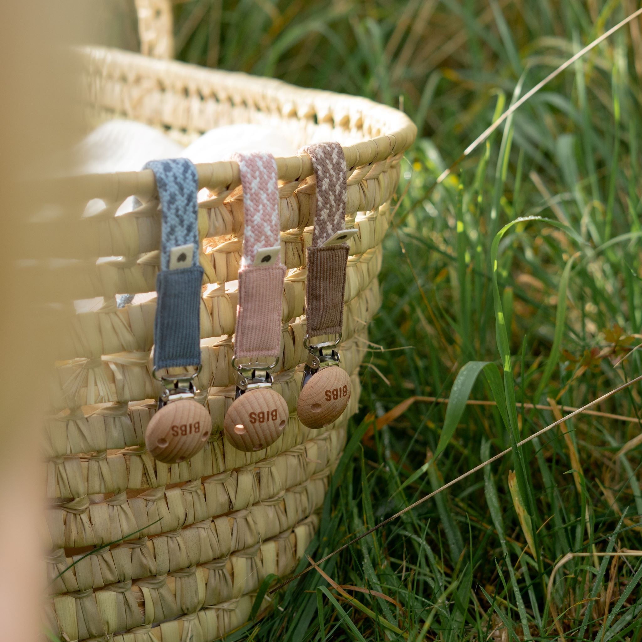 BIBS cumiláncok 100% pamut anyagból, rozsdamentes csat, fa borítás - pippadu
