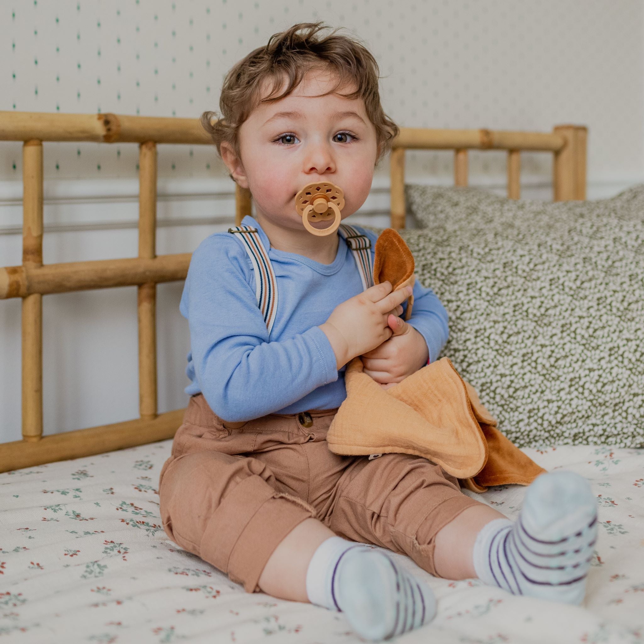 Kenguru alvókendő a BIBS márkától - krémfehér és vanília - www.pippadu.hu