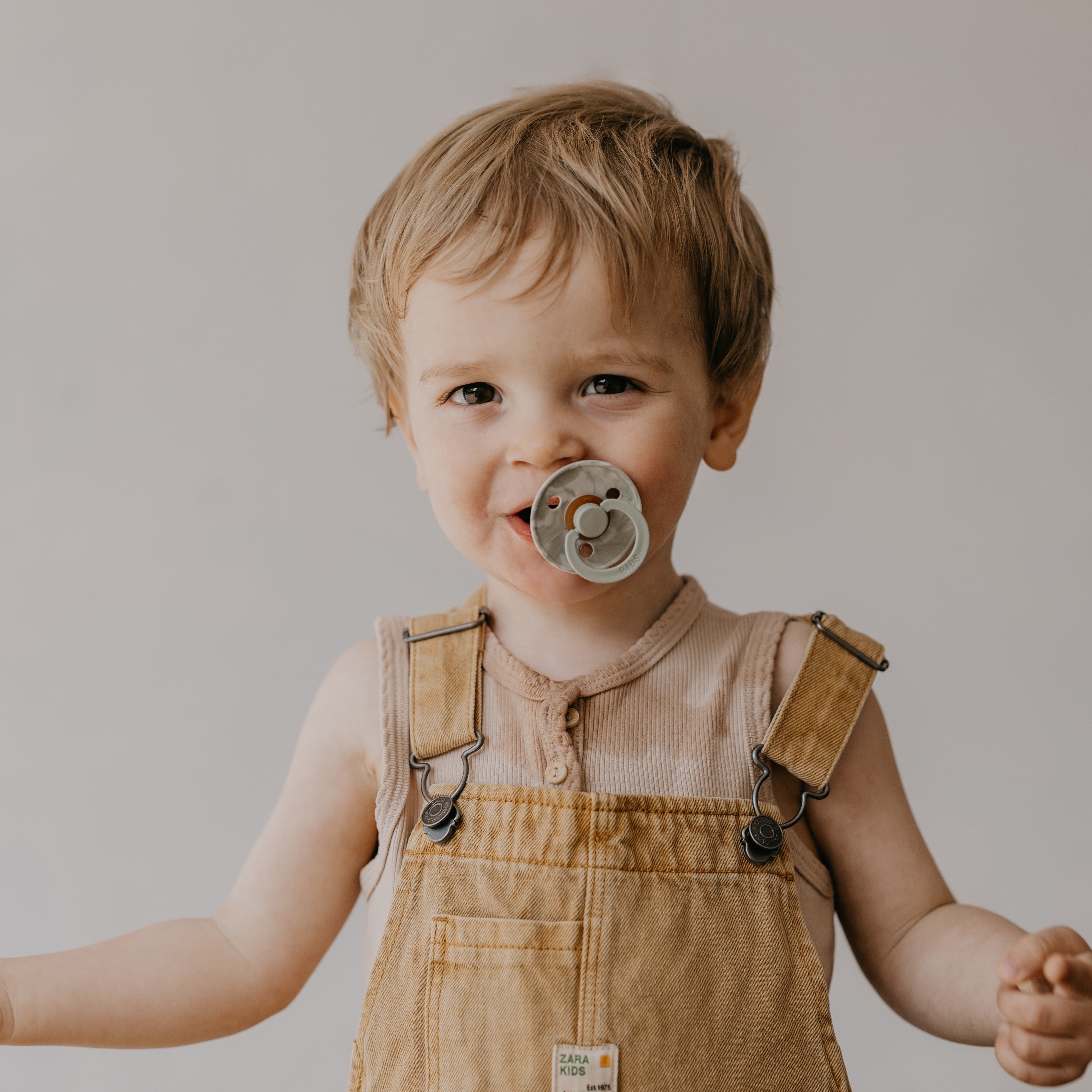 BIBS Colour Tie Dye cumi - limitált BIBS kiadás - pippadu - zsálya és krémfehér színben