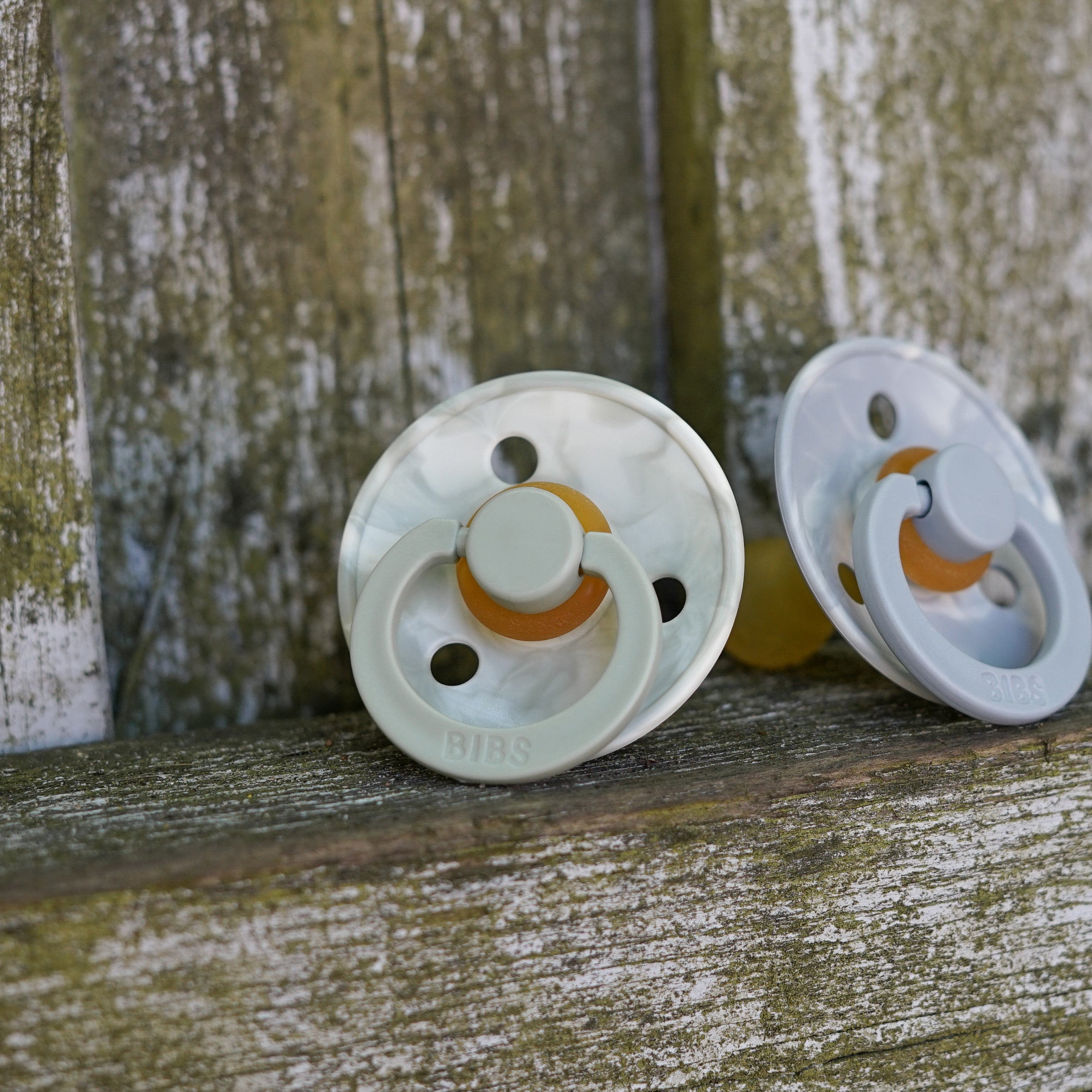 BIBS Colour Tie Dye cumi - egyedi zsálya és krémfehér cumi a pippadunál!