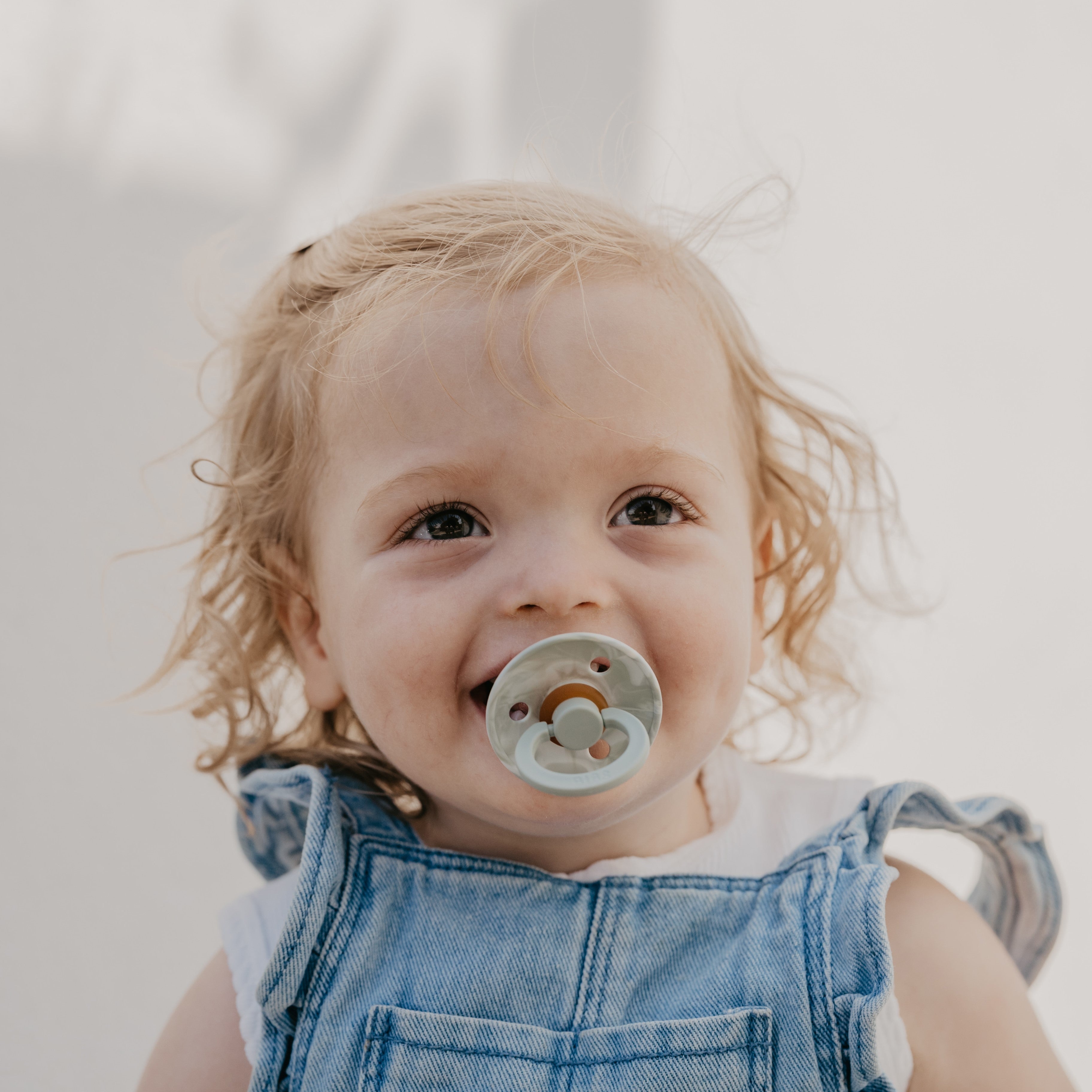 BIBS Colour Tie Dye cumi zsálya és krémfehér színben - a limitált kiadás már elérhető a pippadunál!