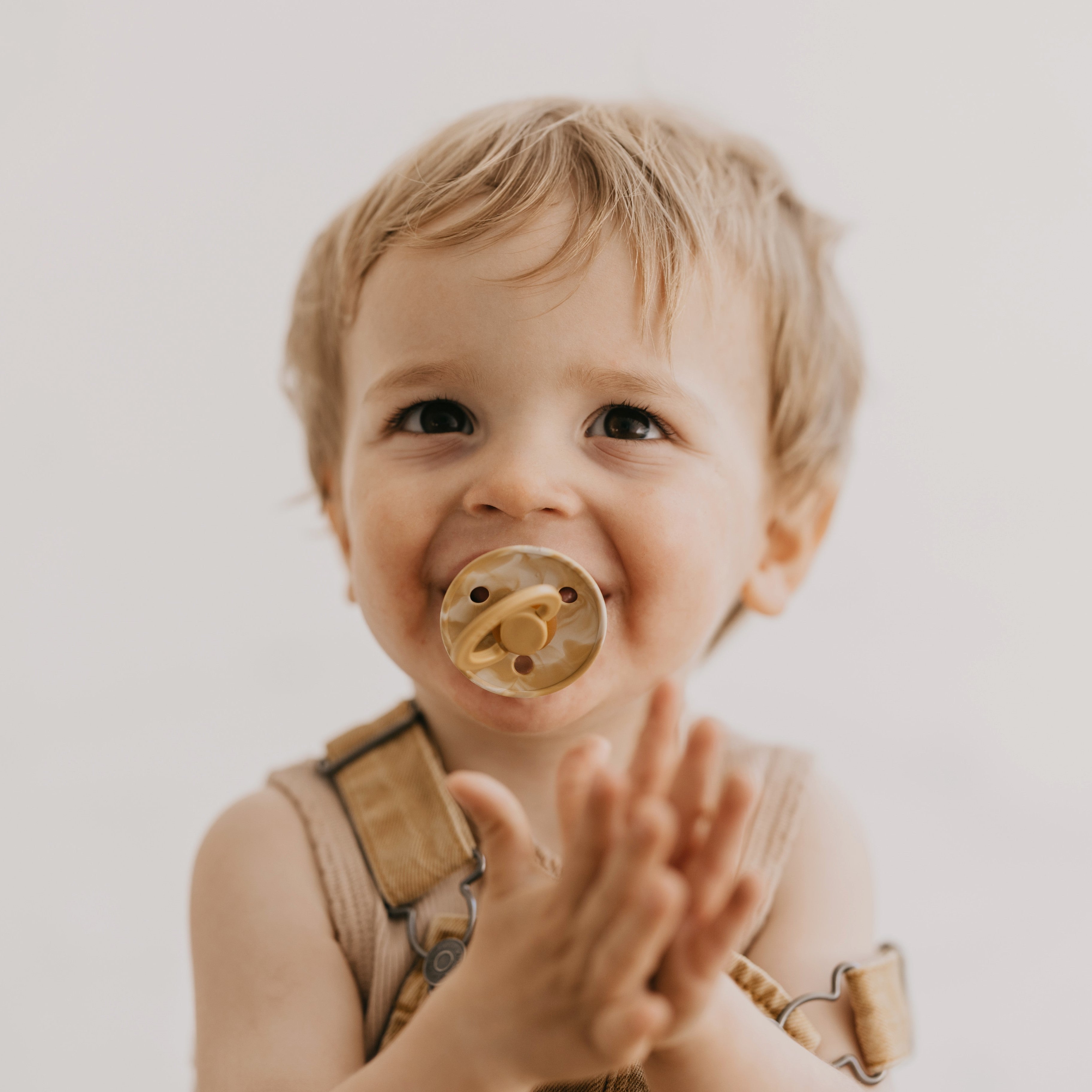 BIBS Tie Dye cumi - mustársárga és krémfehér színben - egyedi, limitált kollekció - pippadu