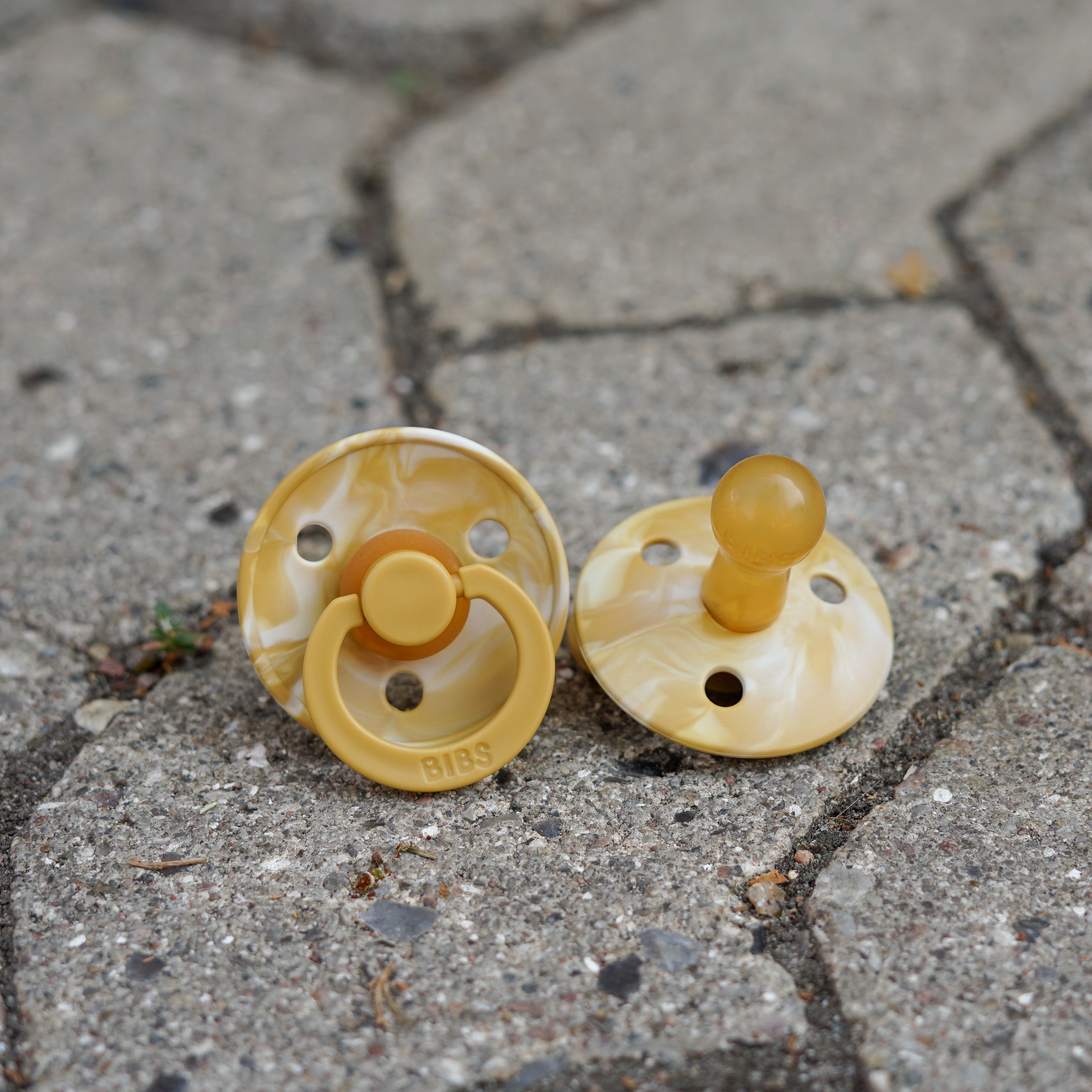 BIBS Colour Tie Dye cumi - mustársárga/krémfehér két méretben, limitált példányszámban elérhető - pippadu