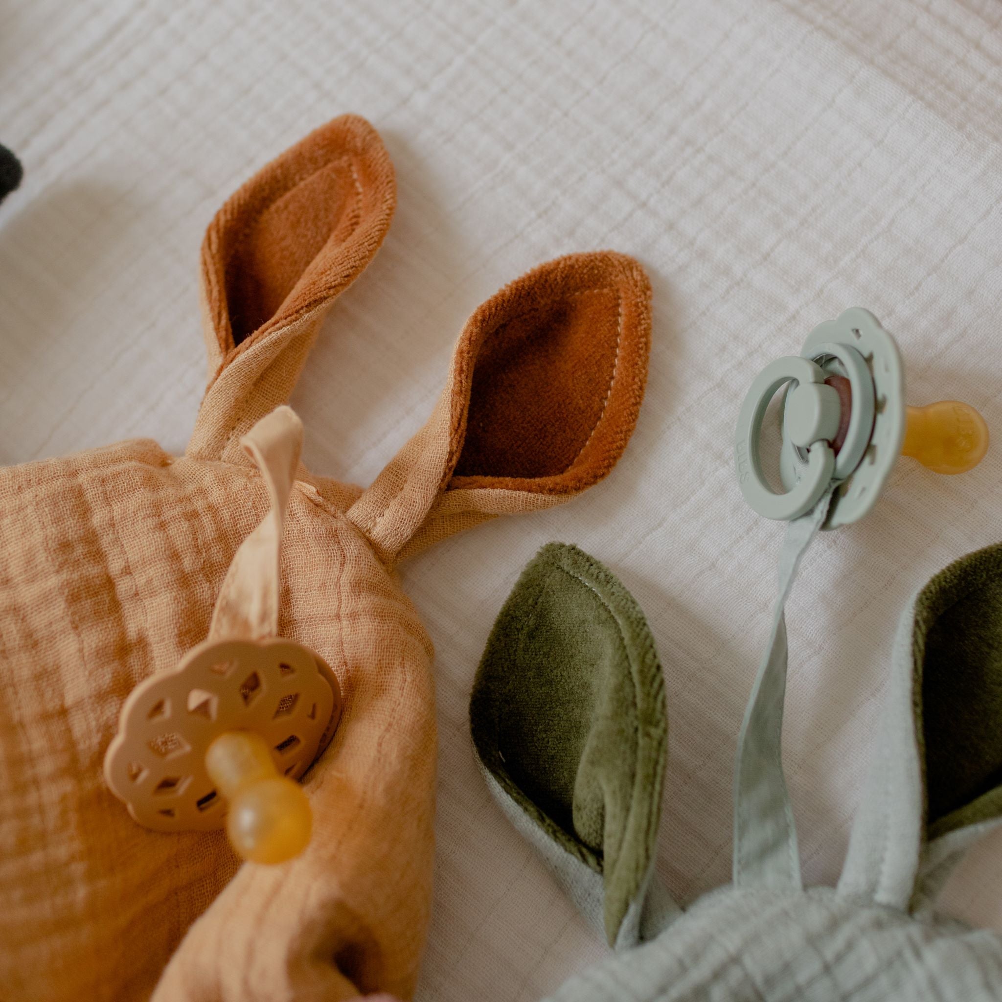 BIBS kenguru alvókendő gyerekeknek aranyhomok színben - pippadu