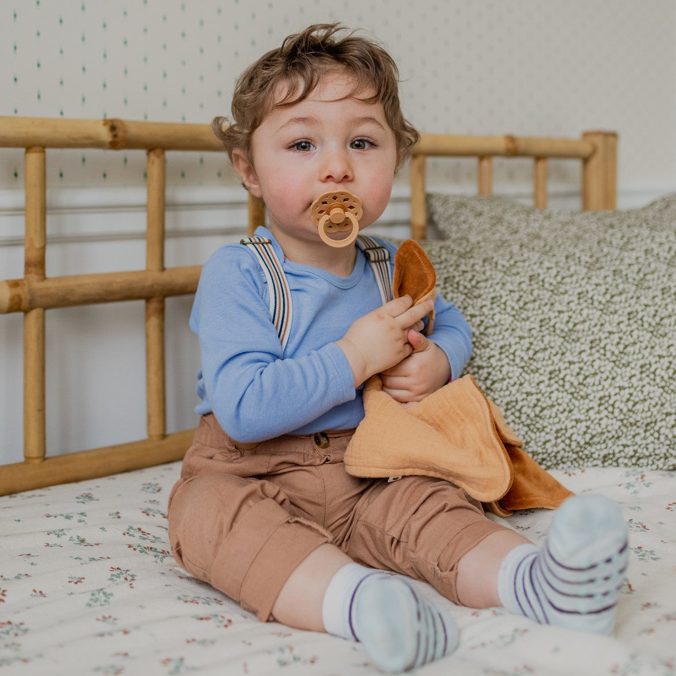 Kenguru fülekkel alvókendő a BIBS márkától - aranyhomok - pippadu